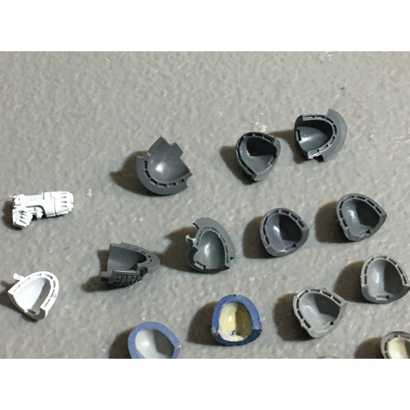 A22982 WARHAMMER 40K SPACE MARINES BITS LOT SHOULDER PADS GW GAMES WORKSHOP