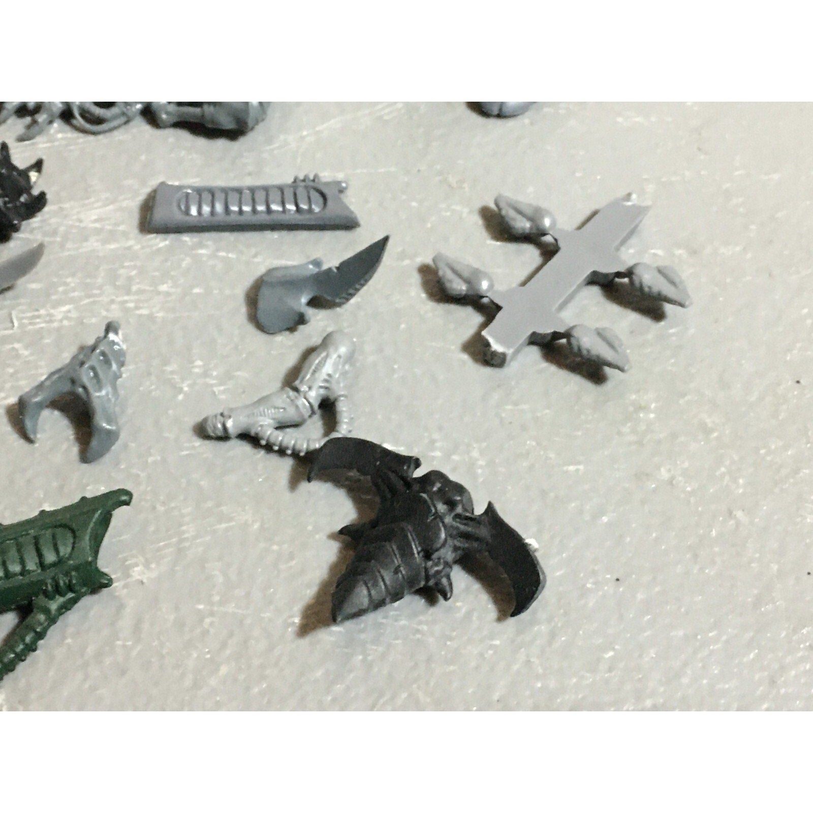A22320 WARHAMMER 40K TYRANIDS BITS LOT MIXED GAMES WORKSHOP GW