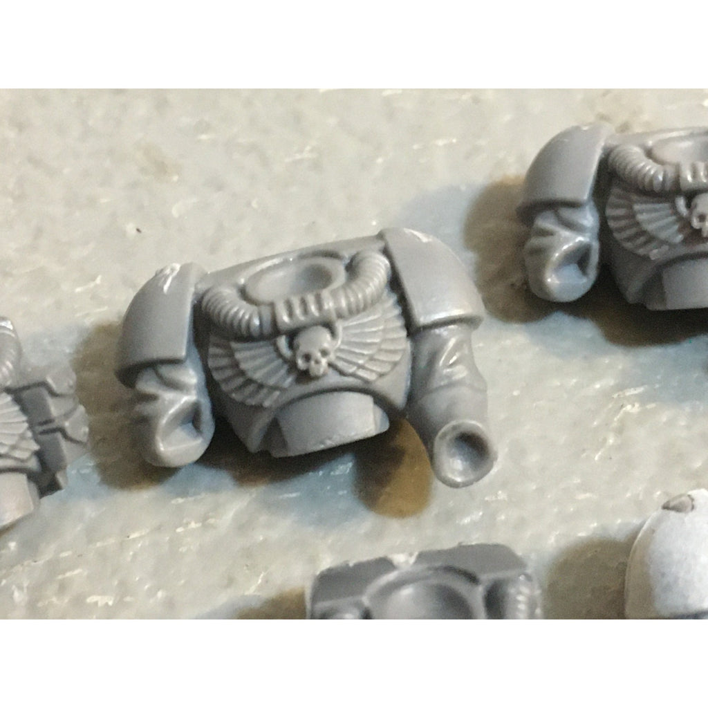 A33846 WARHAMMER 40K SPACE MARINES BITS LOT SCOUTS TORSO CHEST GW