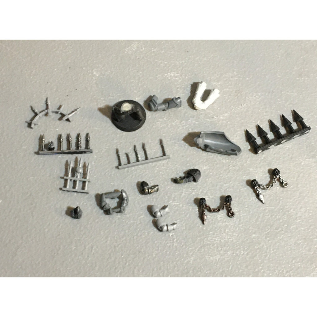 A23244 WARHAMMER 40K CHAOS SPACE MARINES BITS LOT VEHICLE SPIKES LEGS ARMS GW