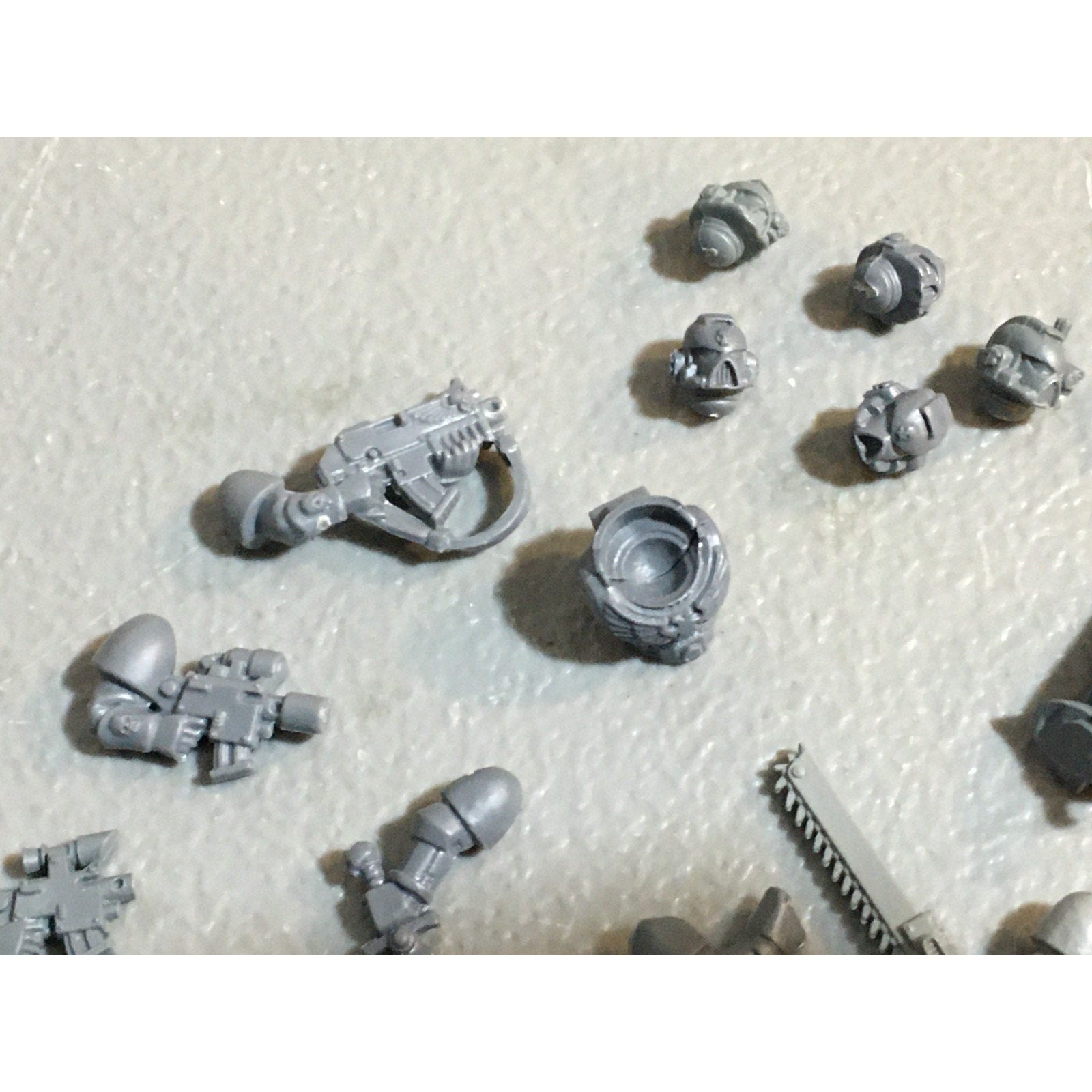 A27488 WARHAMMER 40K SPACE MARINES BITS LOT ARMS HEADS SCOUT GW