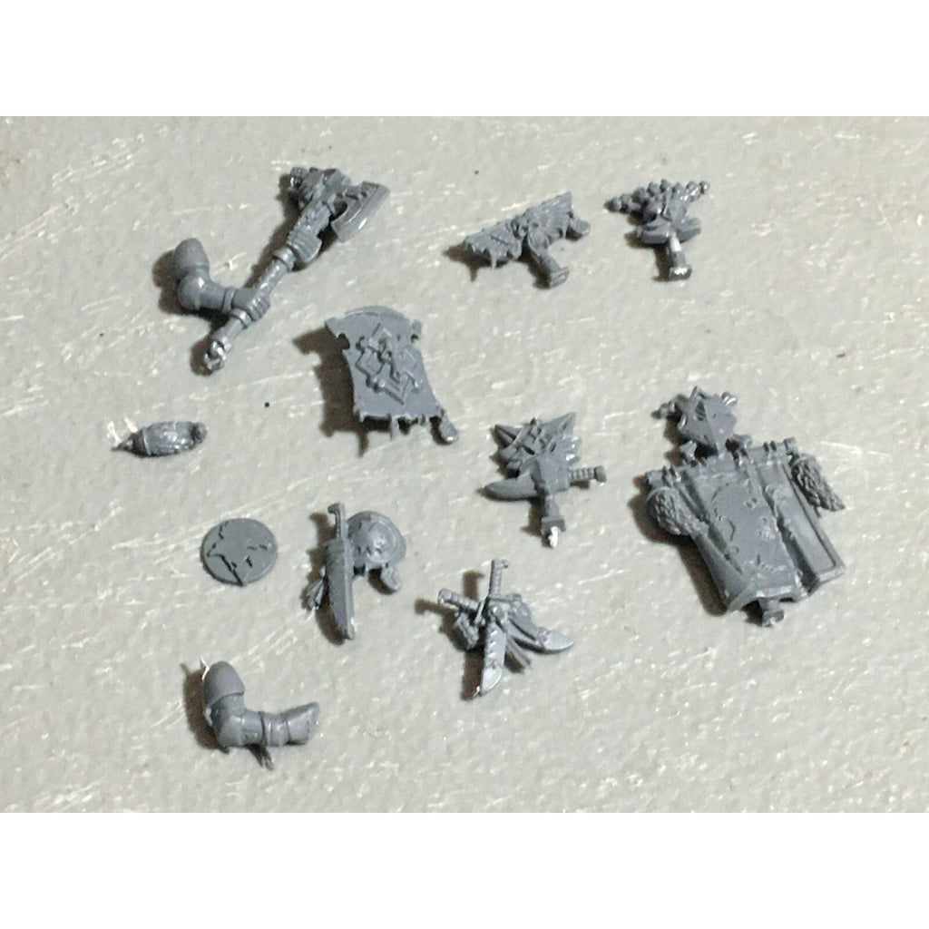 A22558 WARHAMMER 40K SPACE MARINES WOLVES BITS LOT BANNER ACCESSORY SHIELD GW