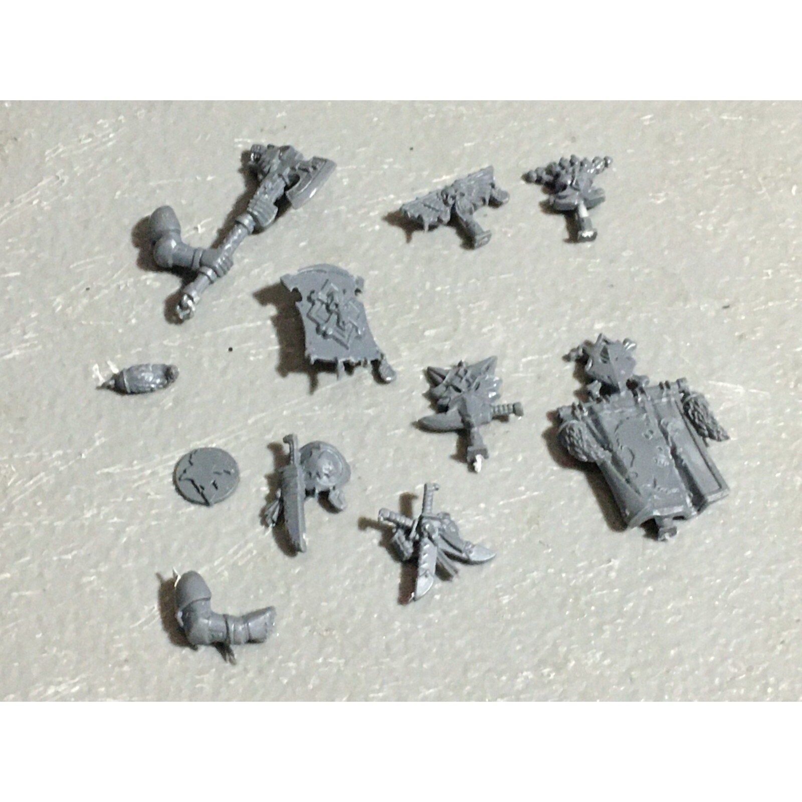 A22558 WARHAMMER 40K SPACE MARINES WOLVES BITS LOT BANNER ACCESSORY SHIELD GW