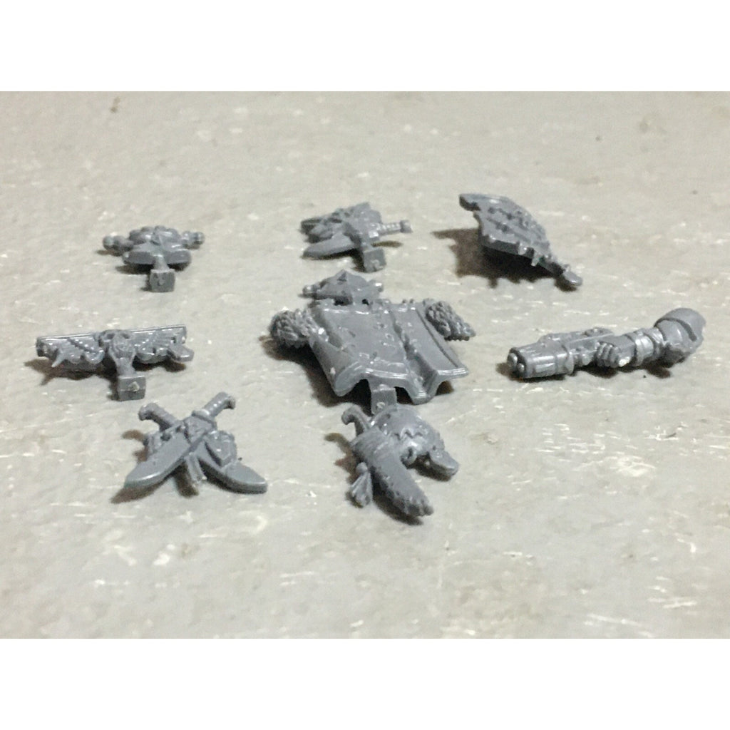 A22557 WARHAMMER 40K SPACE MARINES WOLVES BITS LOT BANNER ACCESSORY SHIELD GW