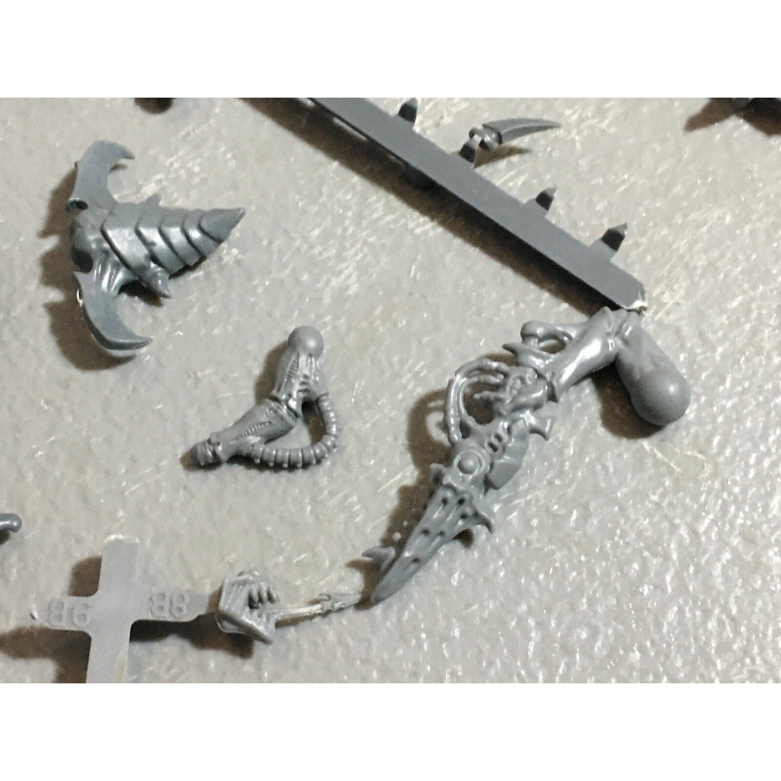 A22319 WARHAMMER 40K TYRANIDS BITS LOT MIXED GAMES WORKSHOP GW
