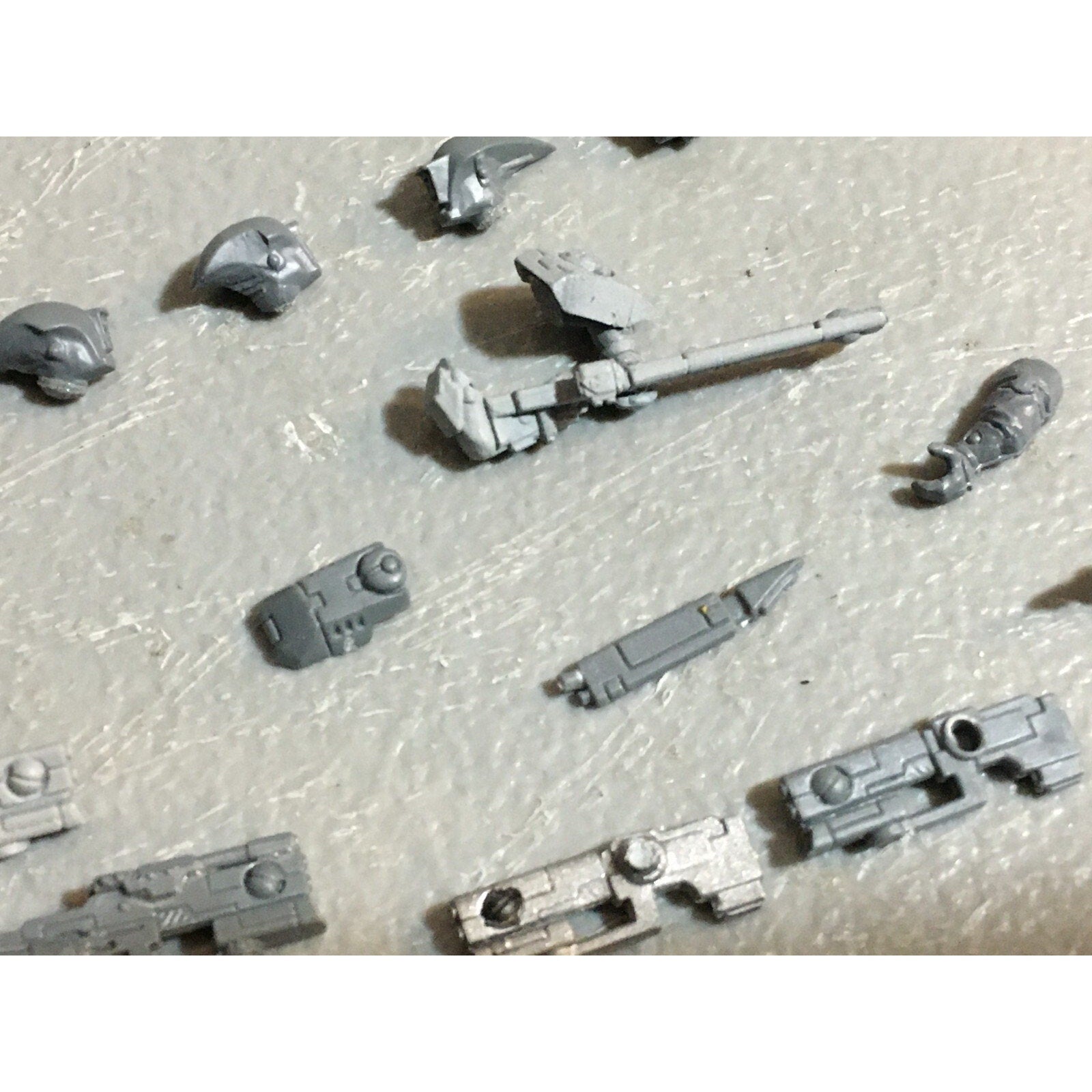 A23150 WARHAMMER 40K TAU EMPIRE BITS LOT FIRE WARRIORS GUNS HEADS ARMS GW