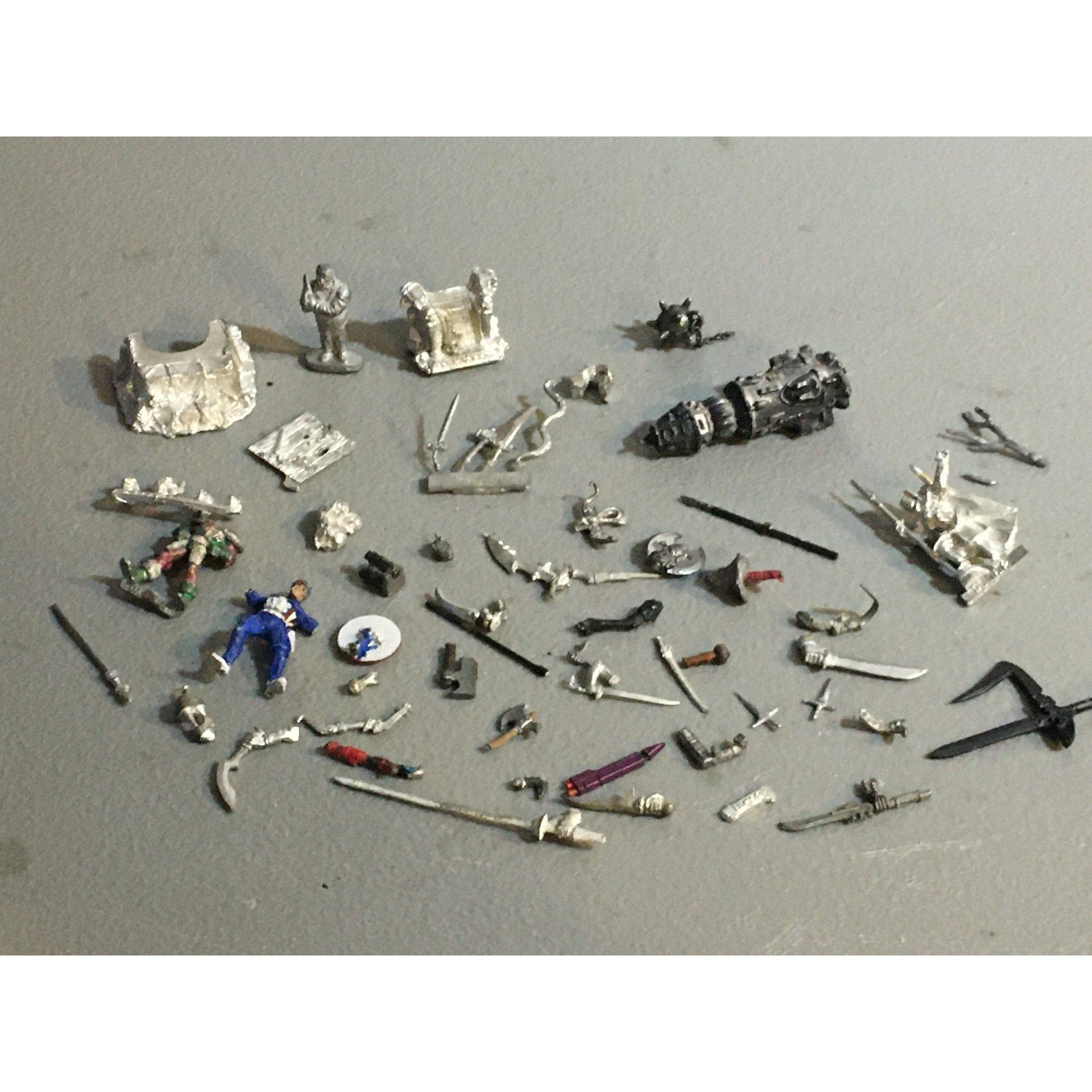 A32593 UNKNOWN MINIATURES METAL BITS LOT SWORD HEAD THRONE WEAPON CAPTAIN