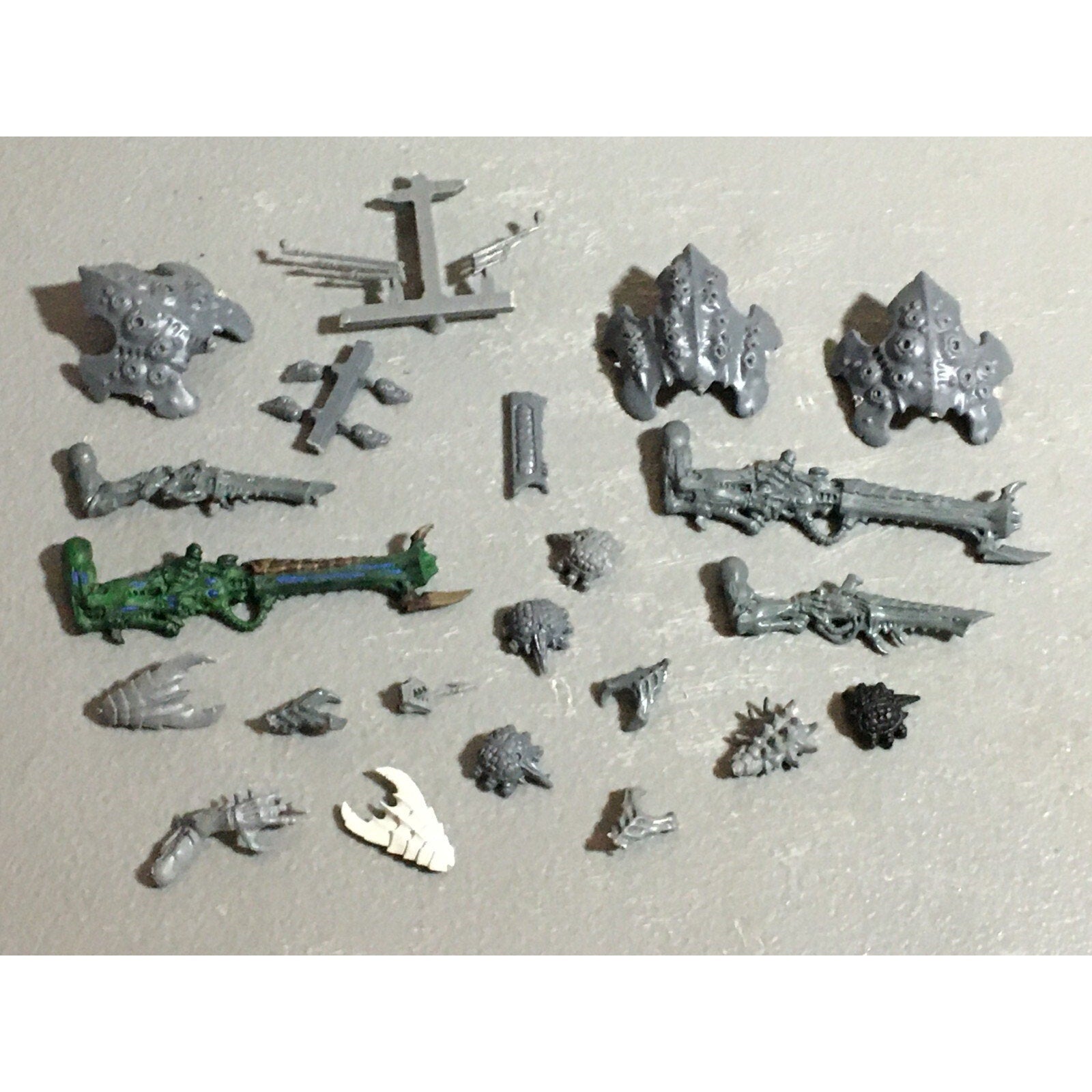 A22321 WARHAMMER 40K TYRANIDS BITS LOT MIXED GAMES WORKSHOP GW