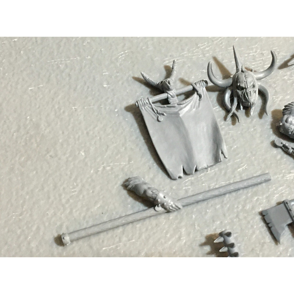 A23124 WARHAMMER FANTASY CHAOS BEASTMEN BITS LOT GORS BANNERS ARMS GW