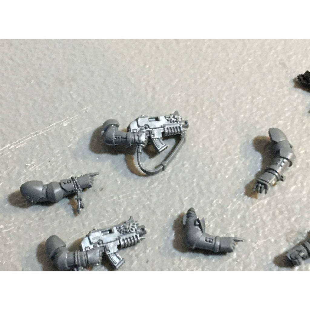 A29487 WARHAMMER 40K SPACE MARINES DARK ANGELS BITS LOT ROBE ARM BOLTER GW