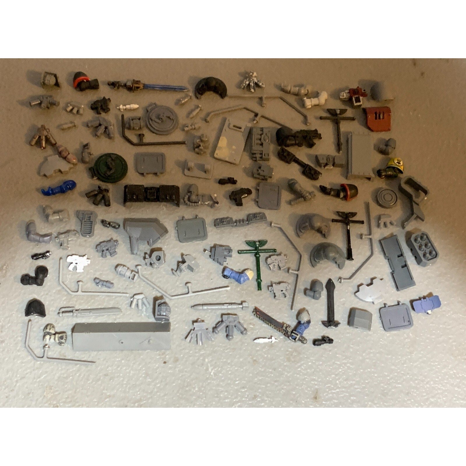 A23327 WARHAMMER 40K SPACE MARINES BITS LOT GUNS ARMS TANK STANDARD POLE GW