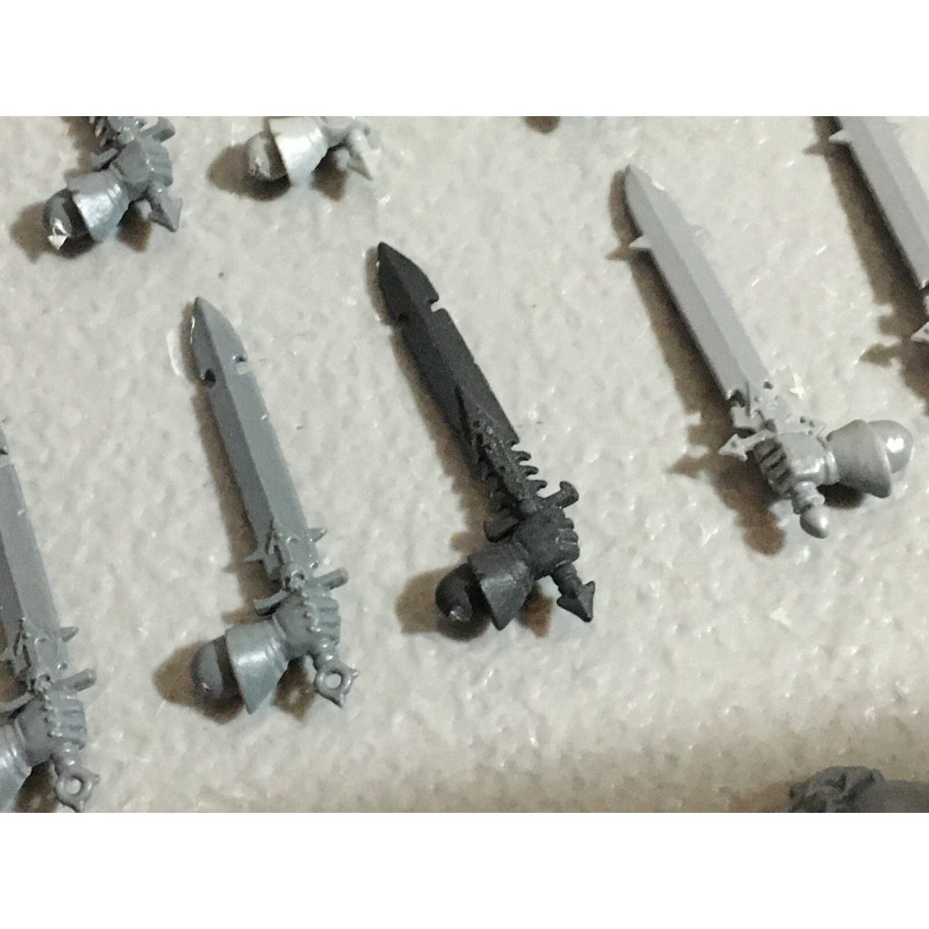 A22218 WARHAMMER FANTASY CHAOS MORTALS BITS LOT SWORD HANDS GAMES WORKSHOP