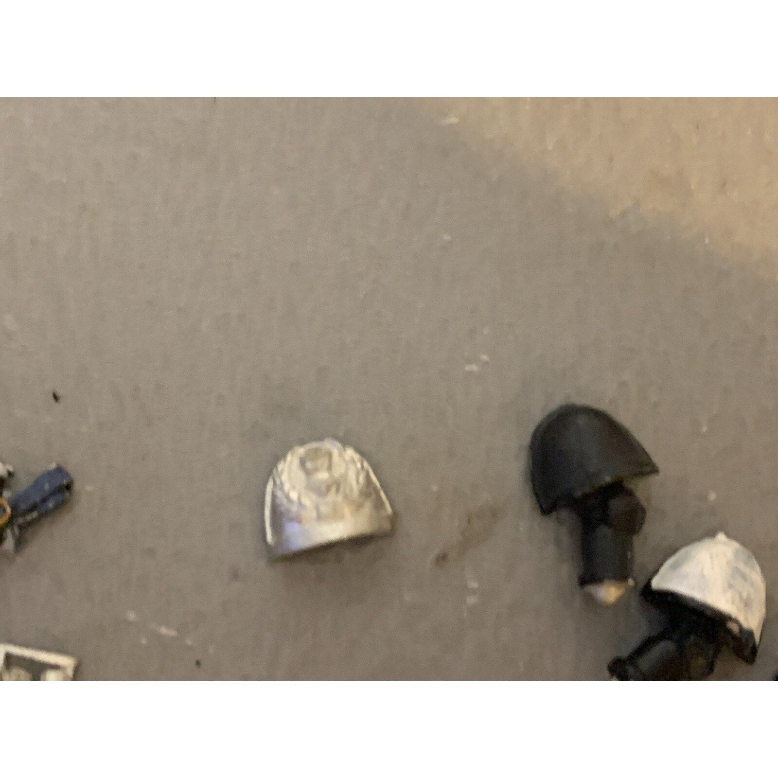 A23297 WARHAMMER 40K SPACE MARINES BITS LOT METAL FISTS INC FLAG POLE STANDARD
