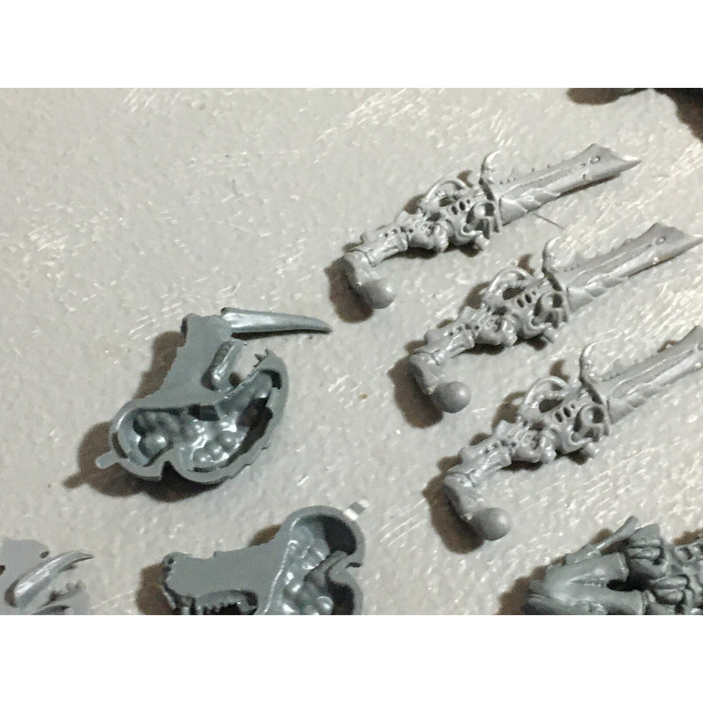 A22316 WARHAMMER 40K TYRANIDS BITS LOT MIXED GAMES WORKSHOP GW