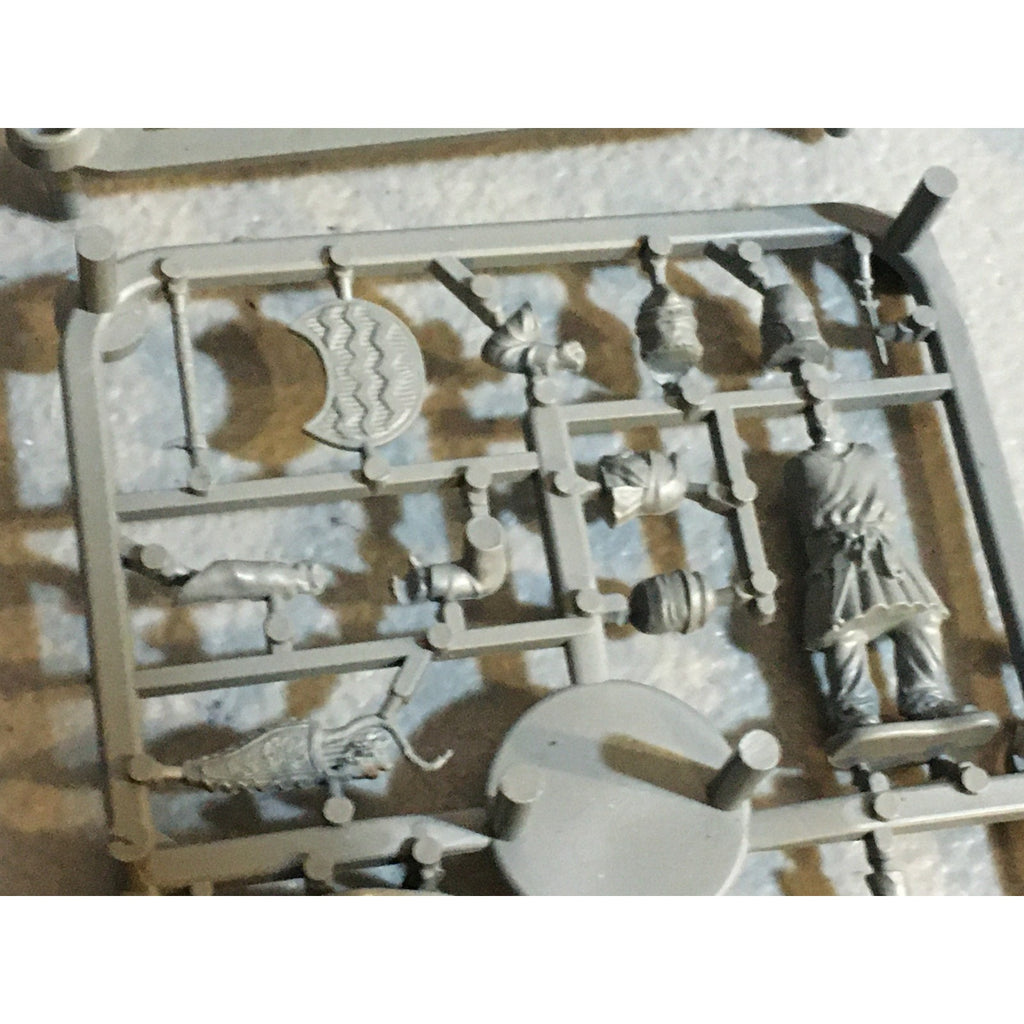 A32552 UNKNOWN MINIATURES PLASTIC WARRIOR SOLDIER BARBARIAN