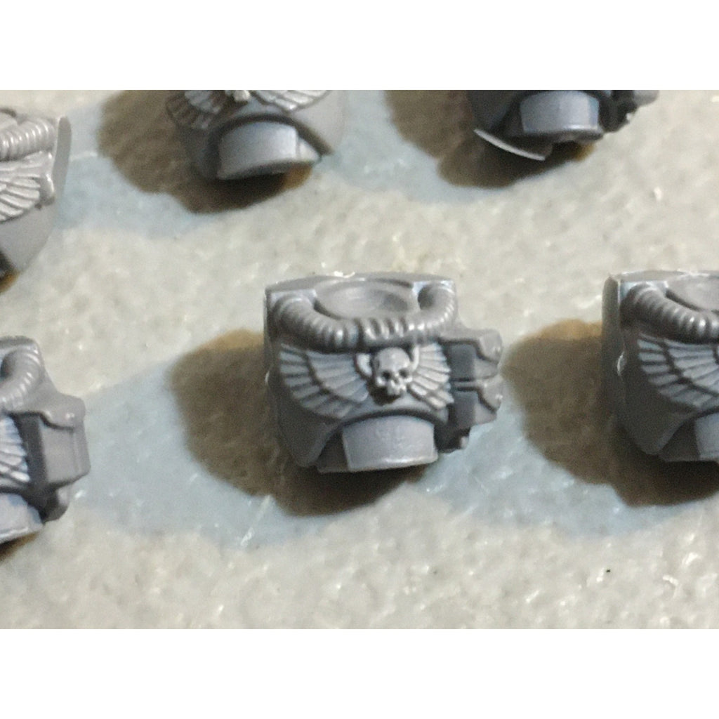 A33845 WARHAMMER 40K SPACE MARINES BITS LOT SCOUTS TORSO CHEST GW