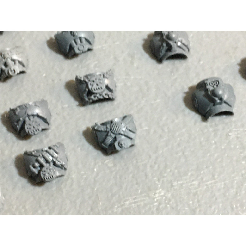 A23073 WARHAMMER 40K CSM CHAOS SPACE MARINES BITS LOT HEADS TORSOS GW