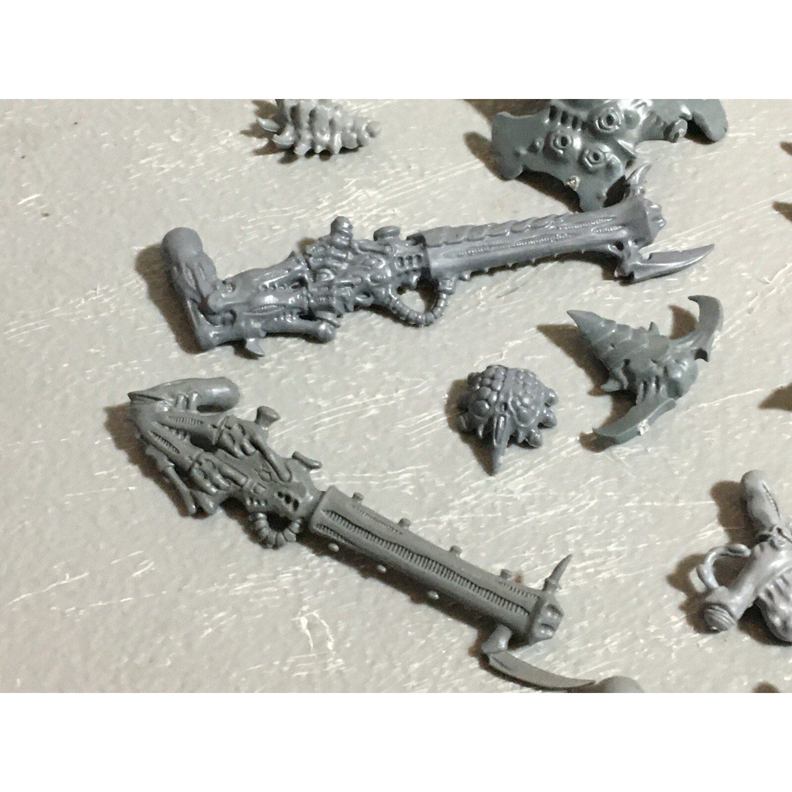 A22318 WARHAMMER 40K TYRANIDS BITS LOT MIXED GAMES WORKSHOP GW