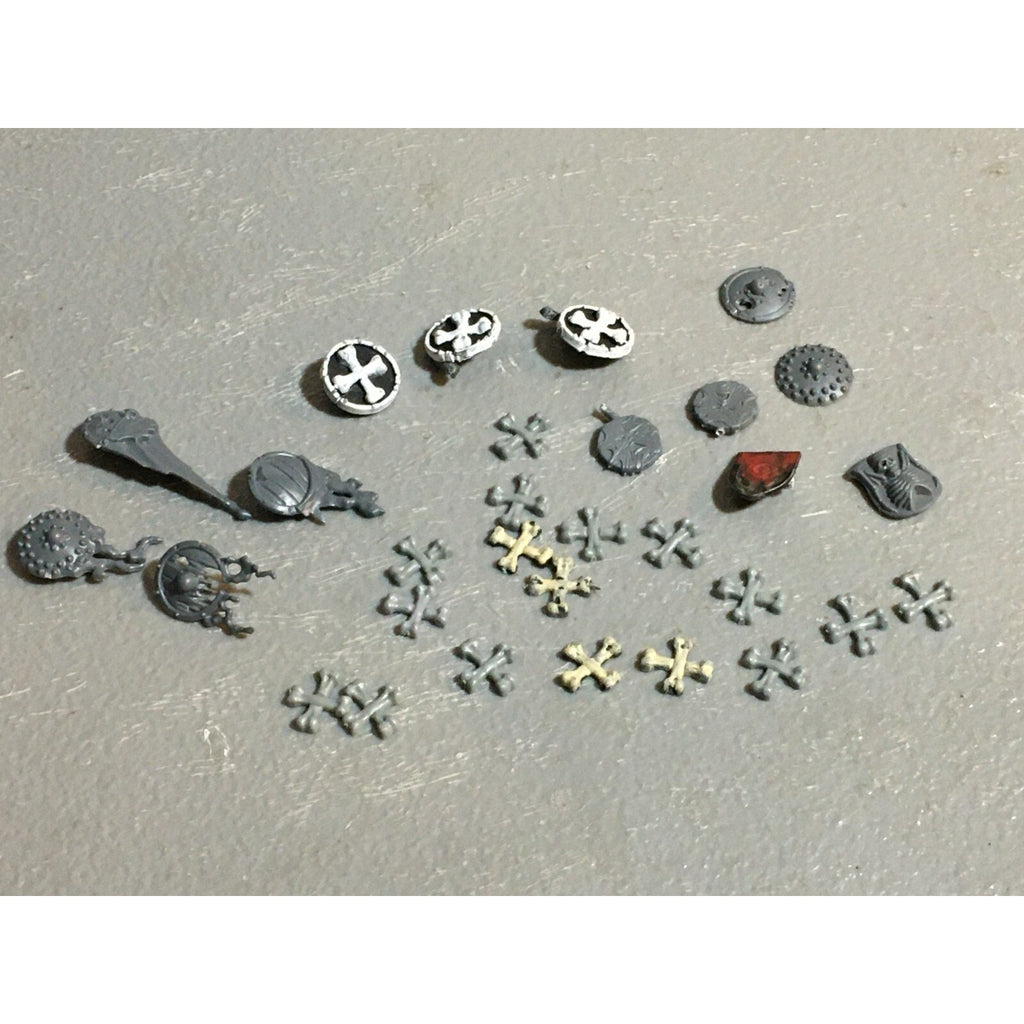 A23459 WARHAMMER FANTASY VAMPIRE COUNTS UNDEAD BITS LOT SHIELDS & ICONS GW