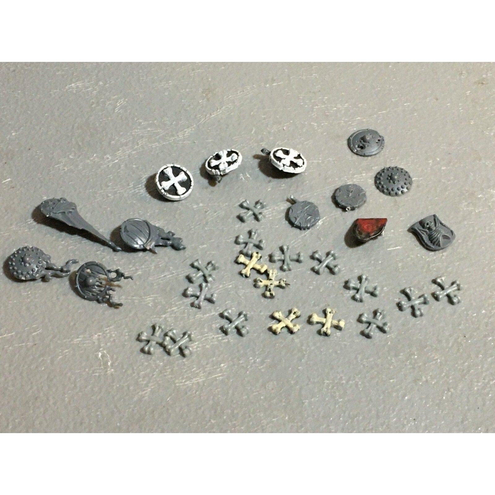 A23459 WARHAMMER FANTASY VAMPIRE COUNTS UNDEAD BITS LOT SHIELDS & ICONS GW
