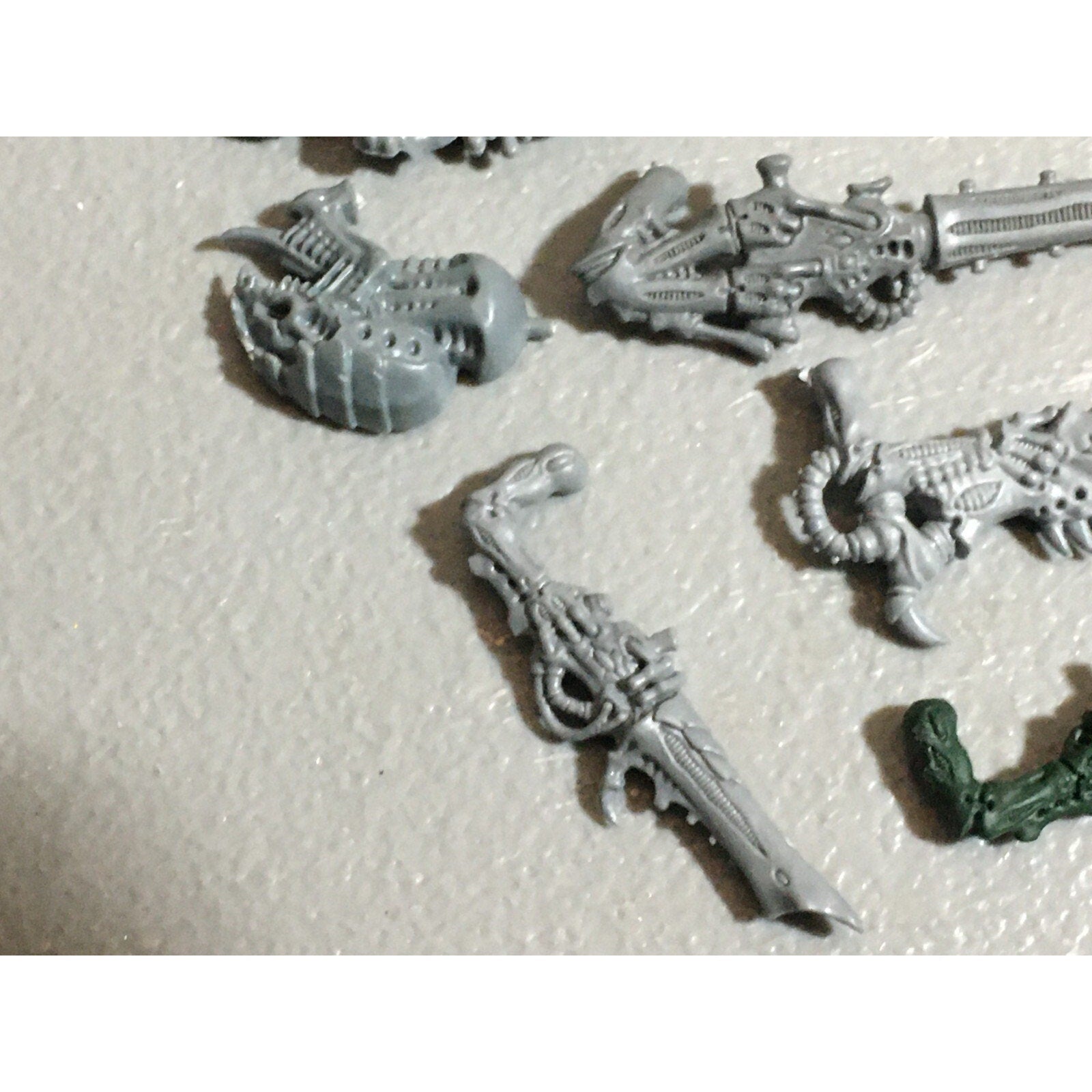 A22314 WARHAMMER 40K TYRANIDS BITS LOT MIXED GAMES WORKSHOP GW