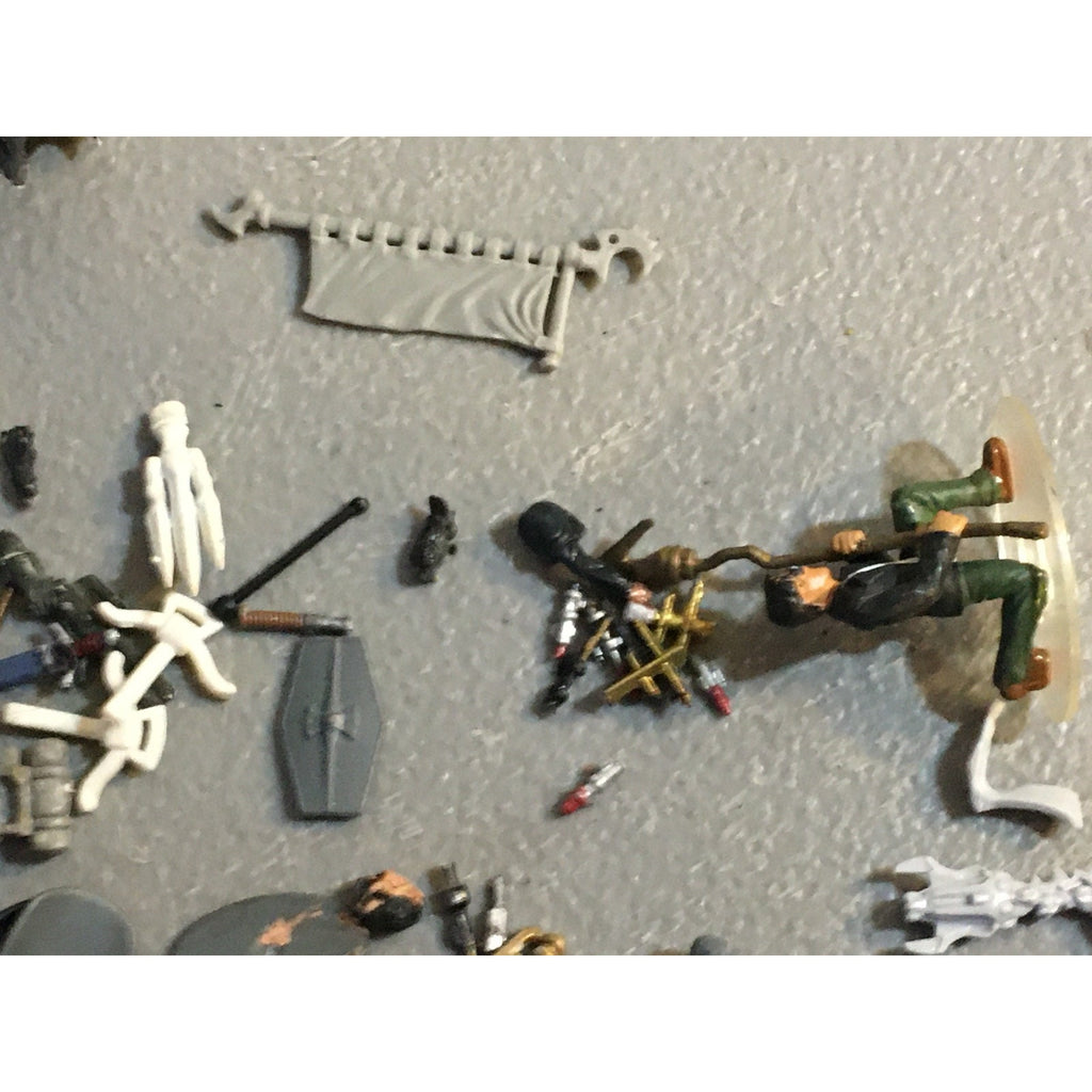 A32579 UNKNOWN PLASTIC MINIATURES BITS LOT FANTASY SCI-FI FUTURISTIC