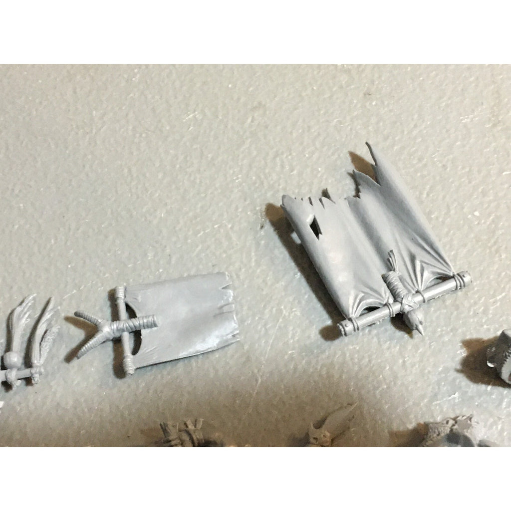 A23398 WARHAMMER FANTASY ORCS & GOBLINS BITS LOT MIXED ACCESSORIES BANNER HEADS