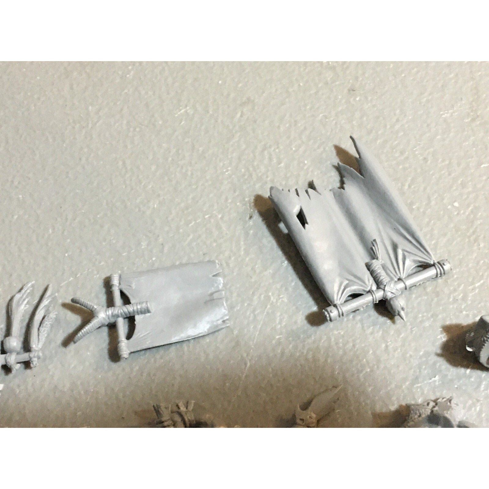 A23398 WARHAMMER FANTASY ORCS & GOBLINS BITS LOT MIXED ACCESSORIES BANNER HEADS