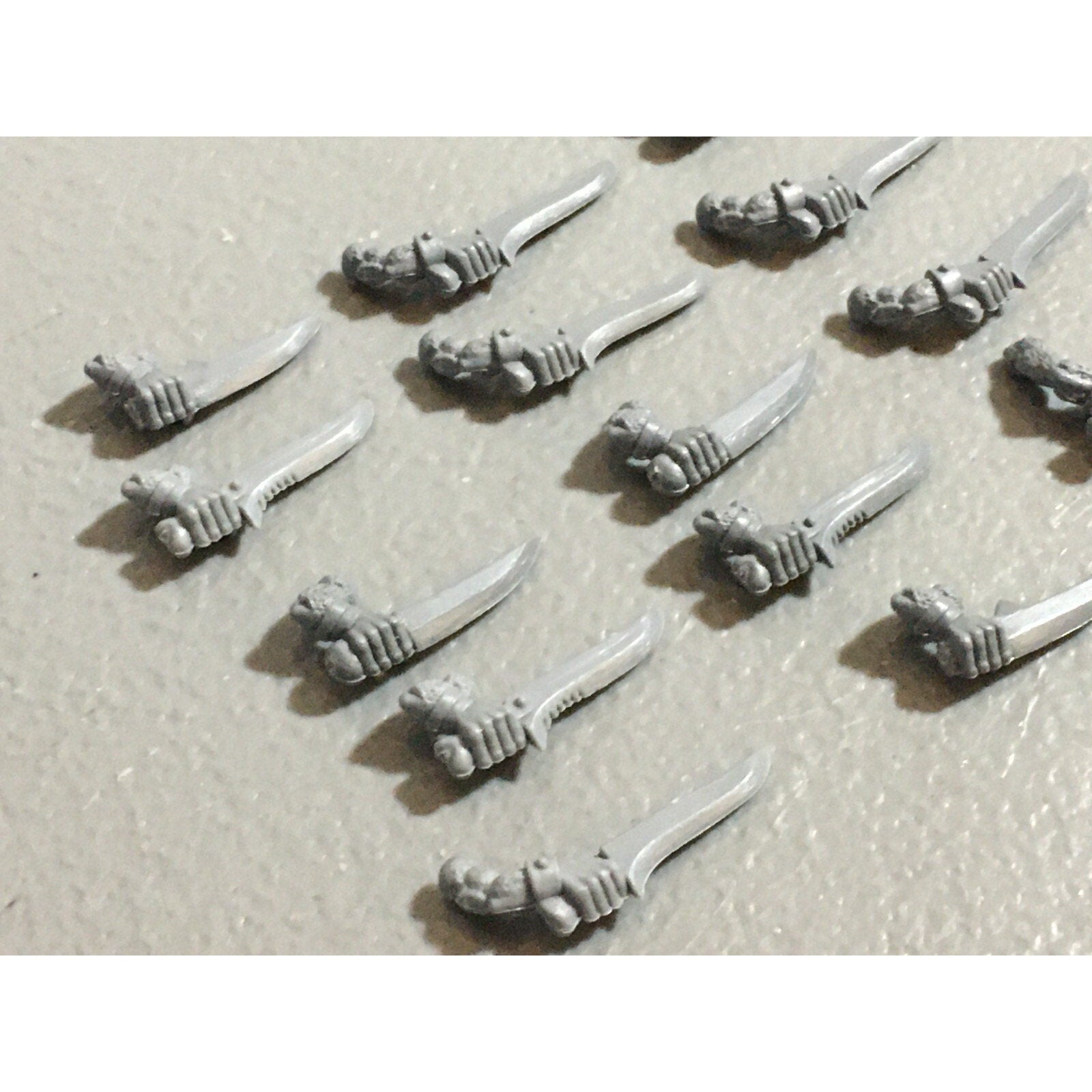 A22299 WARHAMMER FANTASY SKAVEN BITS LOT SWORD ARMS GAMES WORKSHOP GW