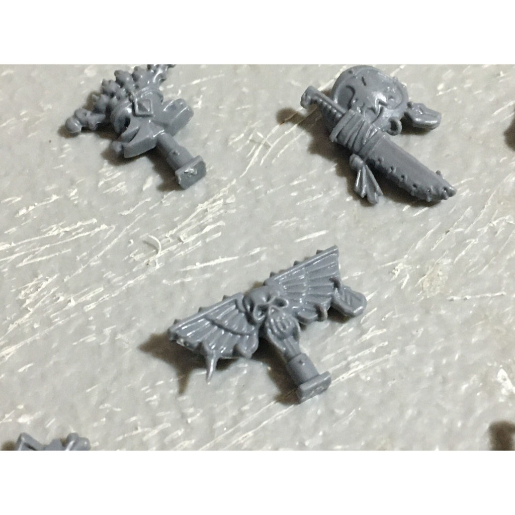 A22556 WARHAMMER 40K SPACE MARINES WOLVES BITS LOT BANNER ACCESSORY SHIELD GW