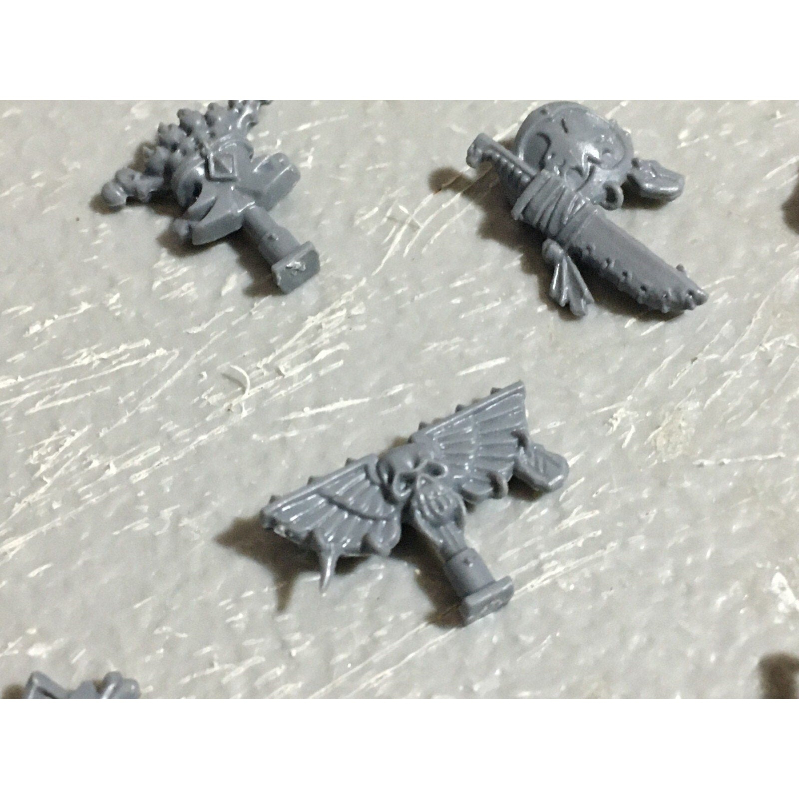 A22556 WARHAMMER 40K SPACE MARINES WOLVES BITS LOT BANNER ACCESSORY SHIELD GW