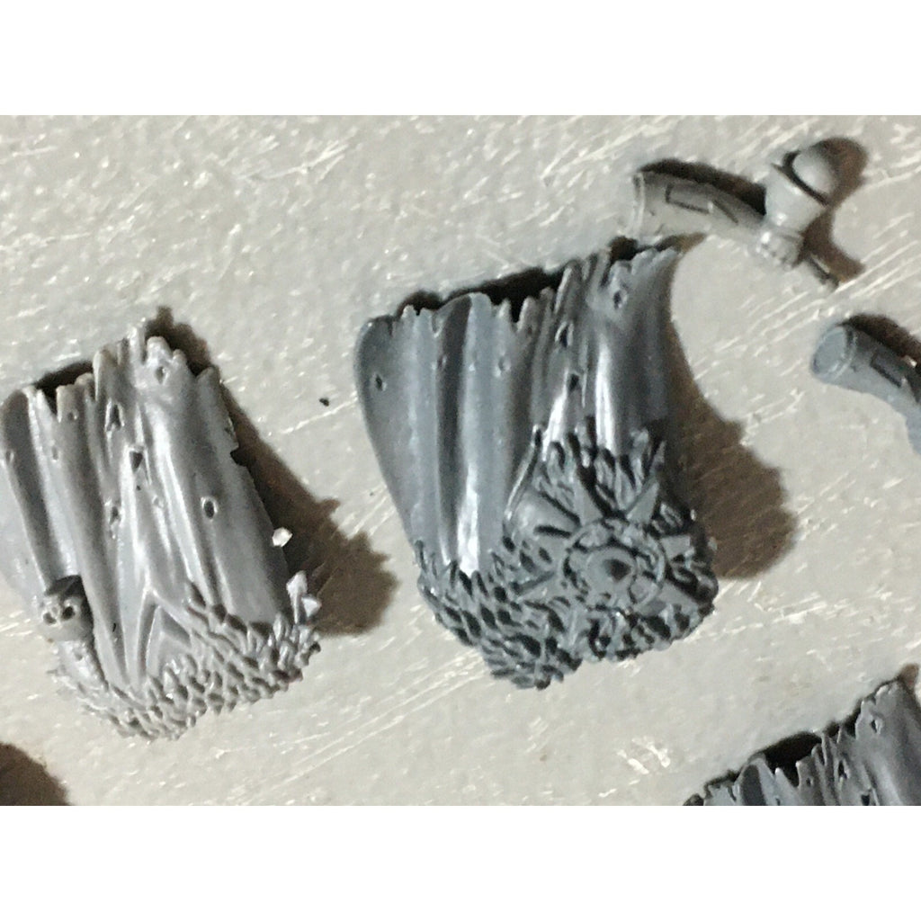 A22233 WARHAMMER FANTASY CHAOS MORTALS BITS LOT TORSO BACKS COMM GAMES WORKSHOP