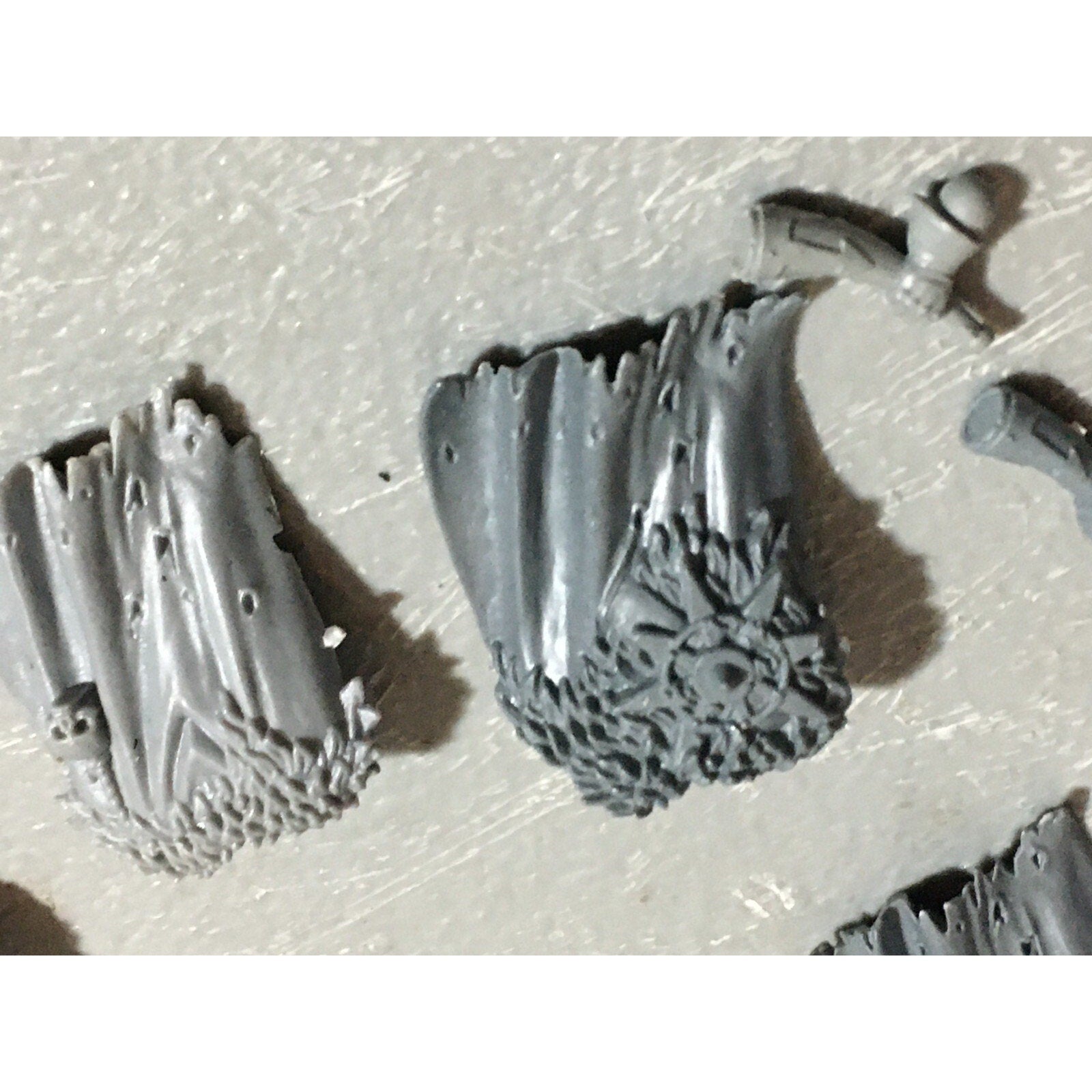 A22233 WARHAMMER FANTASY CHAOS MORTALS BITS LOT TORSO BACKS COMM GAMES WORKSHOP