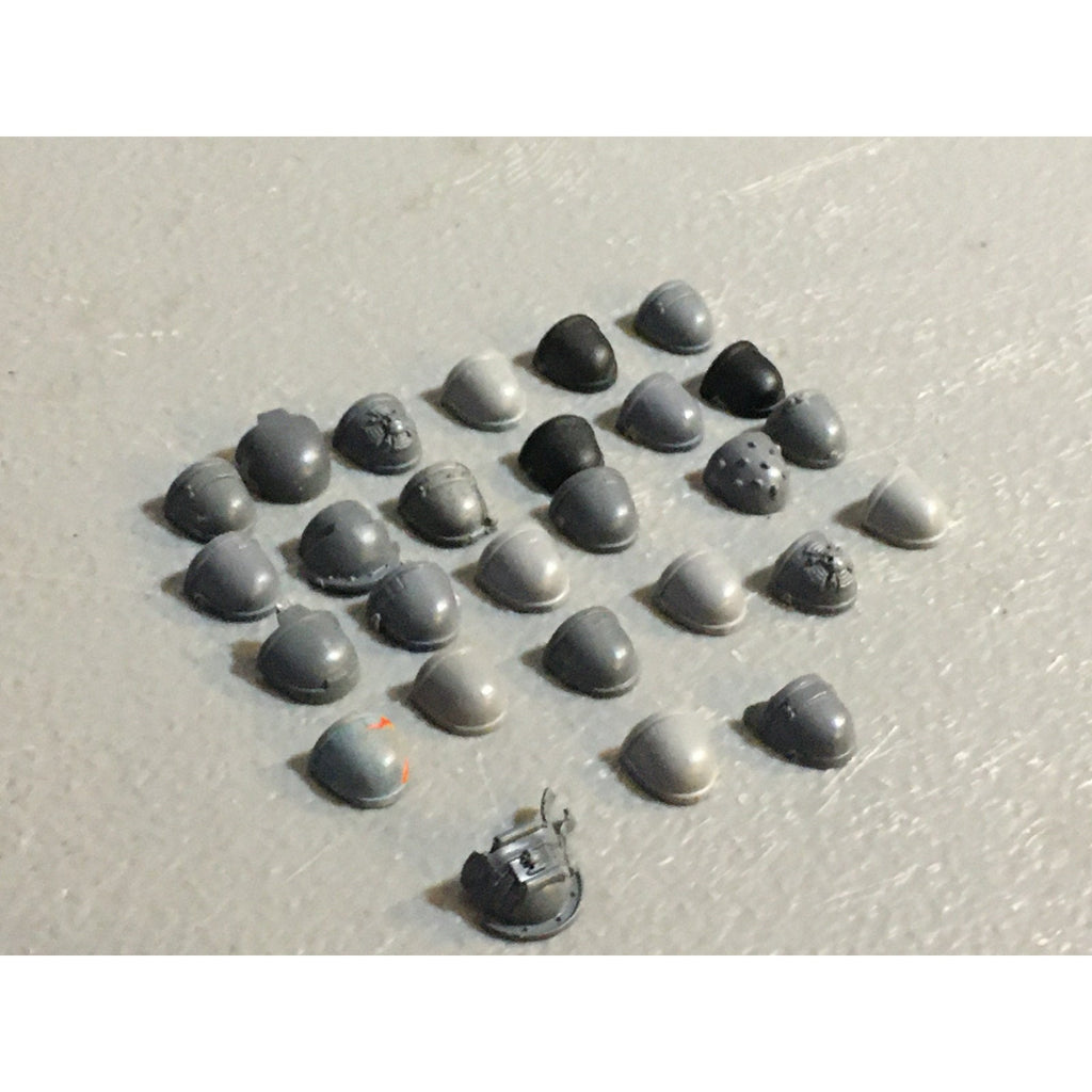 A32193 WARHAMMER 40K SPACE MARINES BITS LOT SHOULDER PADS GW