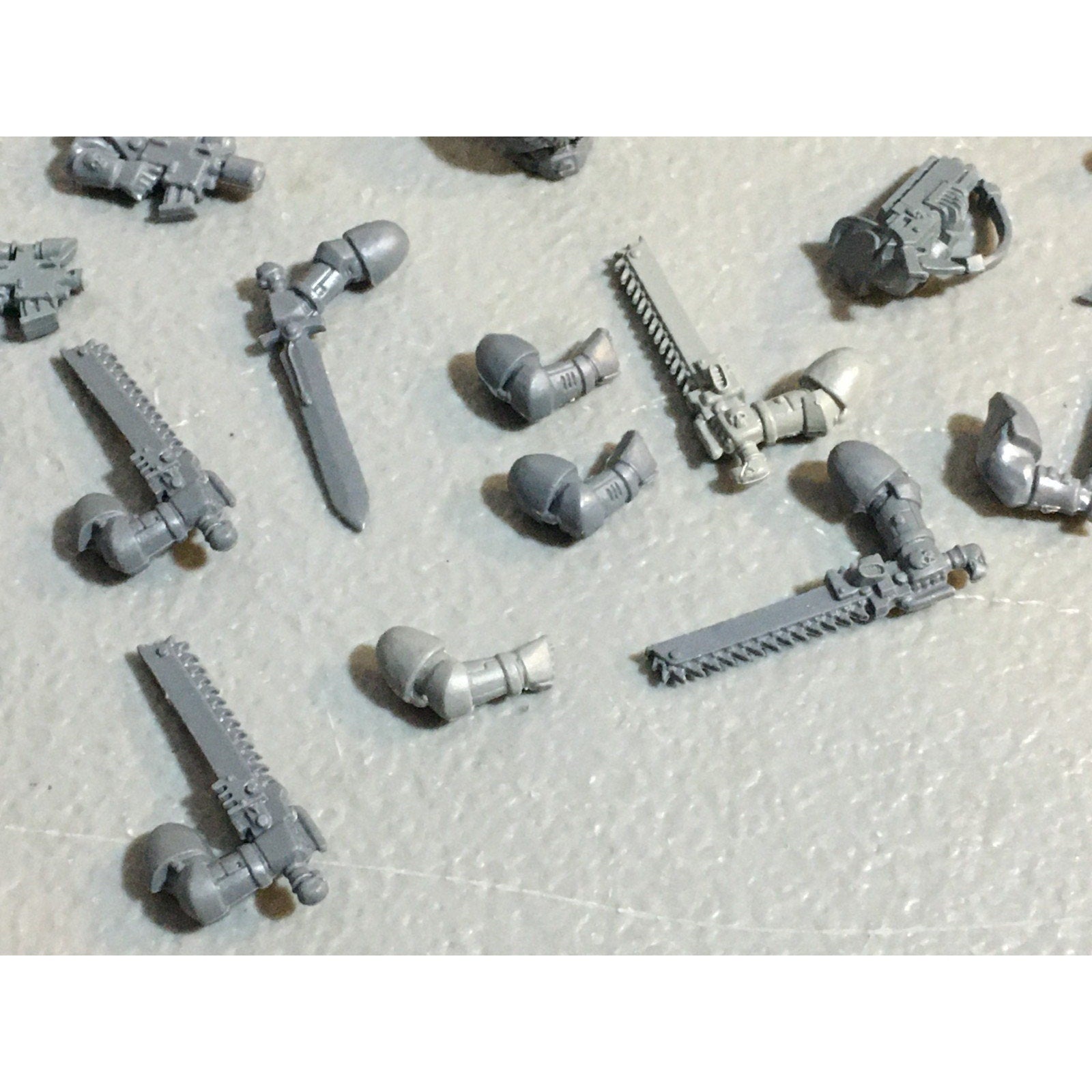 A27488 WARHAMMER 40K SPACE MARINES BITS LOT ARMS HEADS SCOUT GW