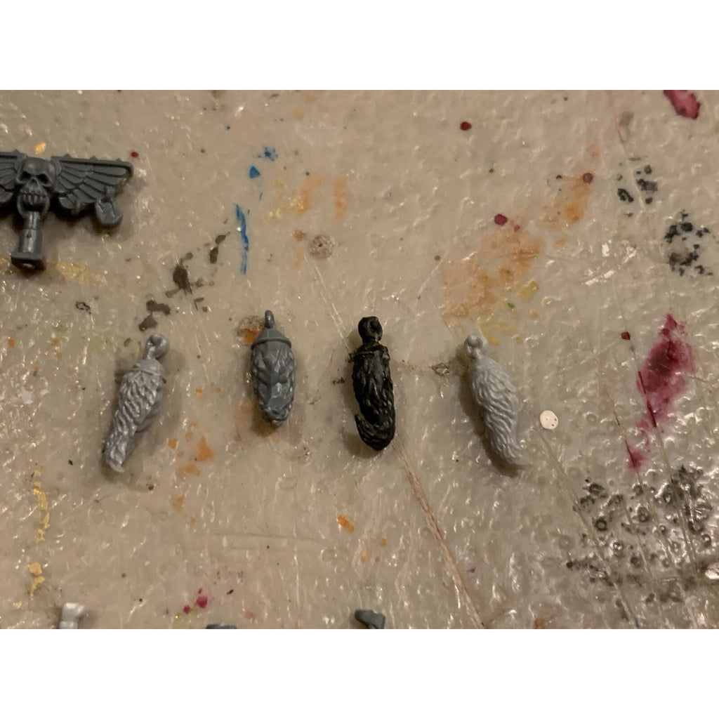 A23191 WARHAMMER 40K SPACE MARINES BITS LOT SPACE WOLVES TAILS AXE KNIVES HEAD