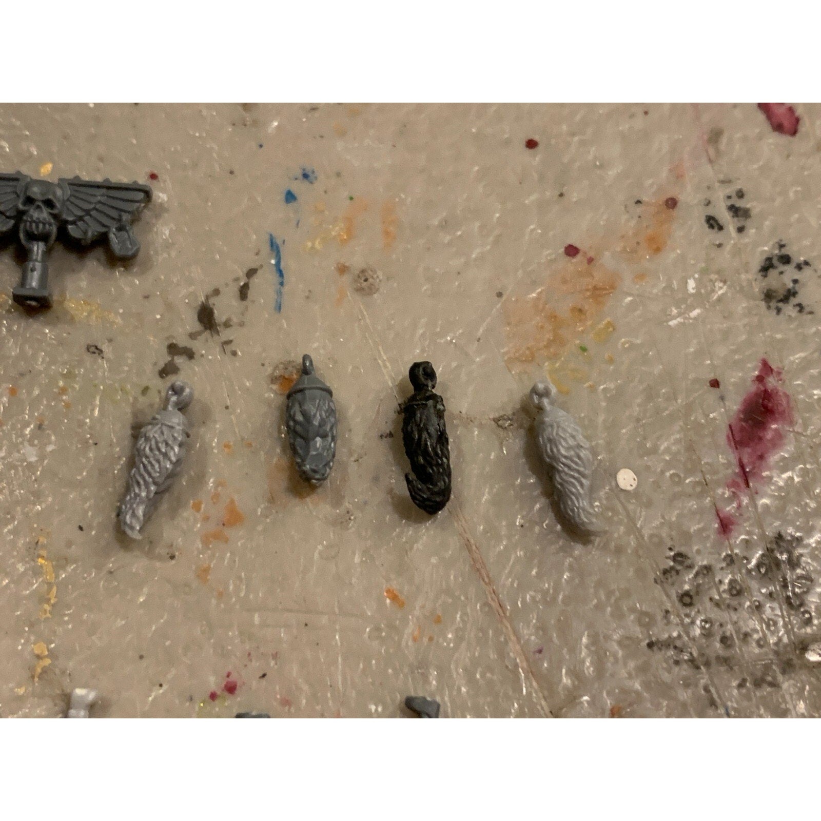 A23191 WARHAMMER 40K SPACE MARINES BITS LOT SPACE WOLVES TAILS AXE KNIVES HEAD