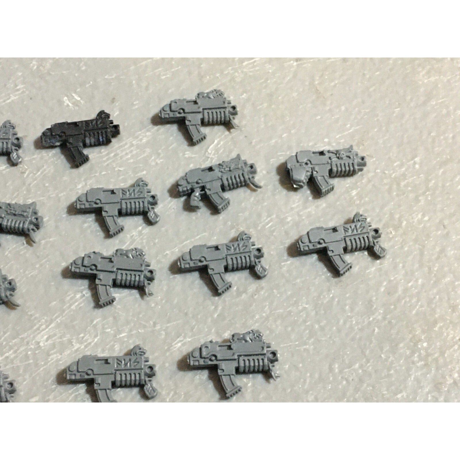 A22991 WARHAMMER 40K SPACE MARINES WOLVES BITS LOT BOLTERS GW