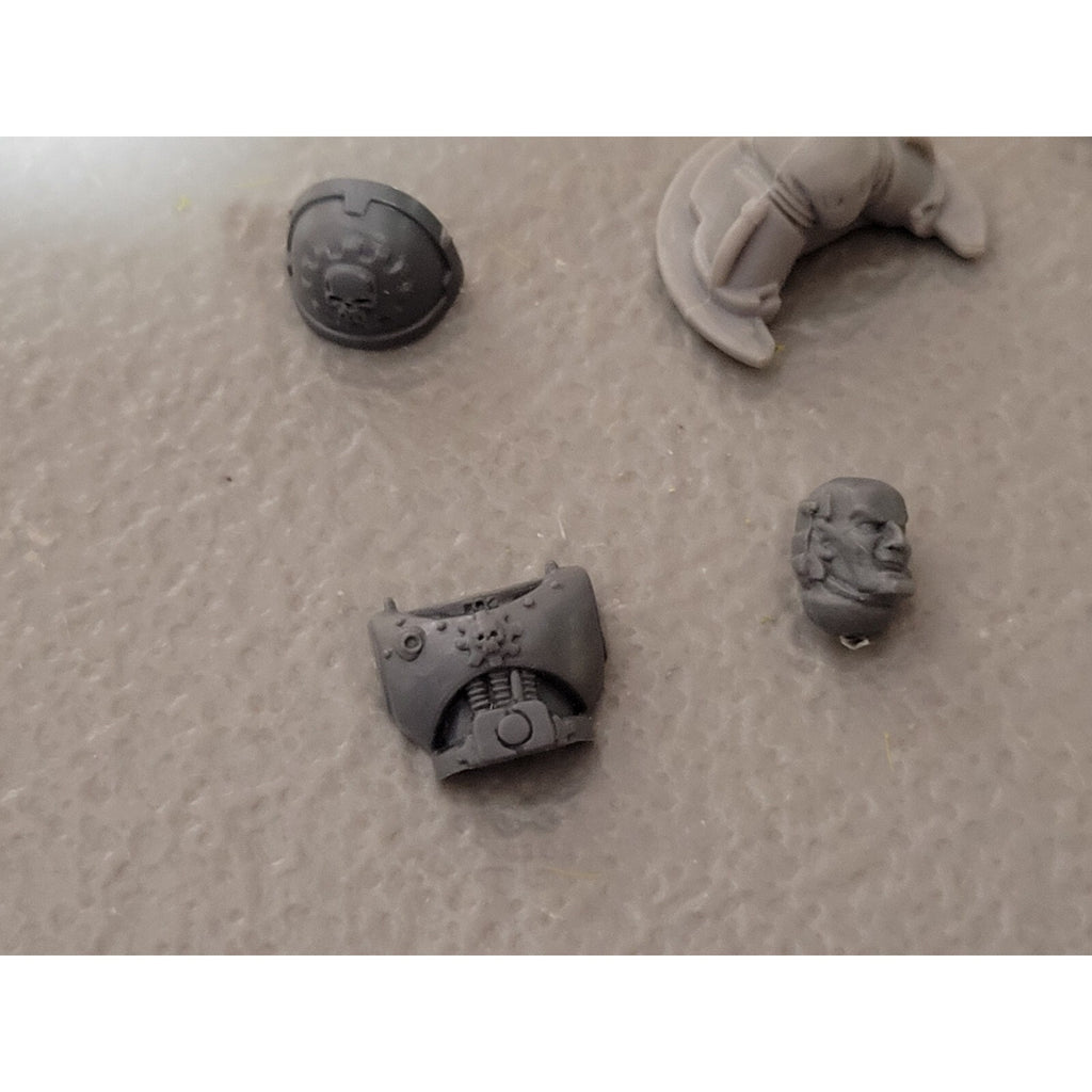A17961 WARHAMMER 40K CHAOS SPACE MARINES TANK GUNNER BITS LOT