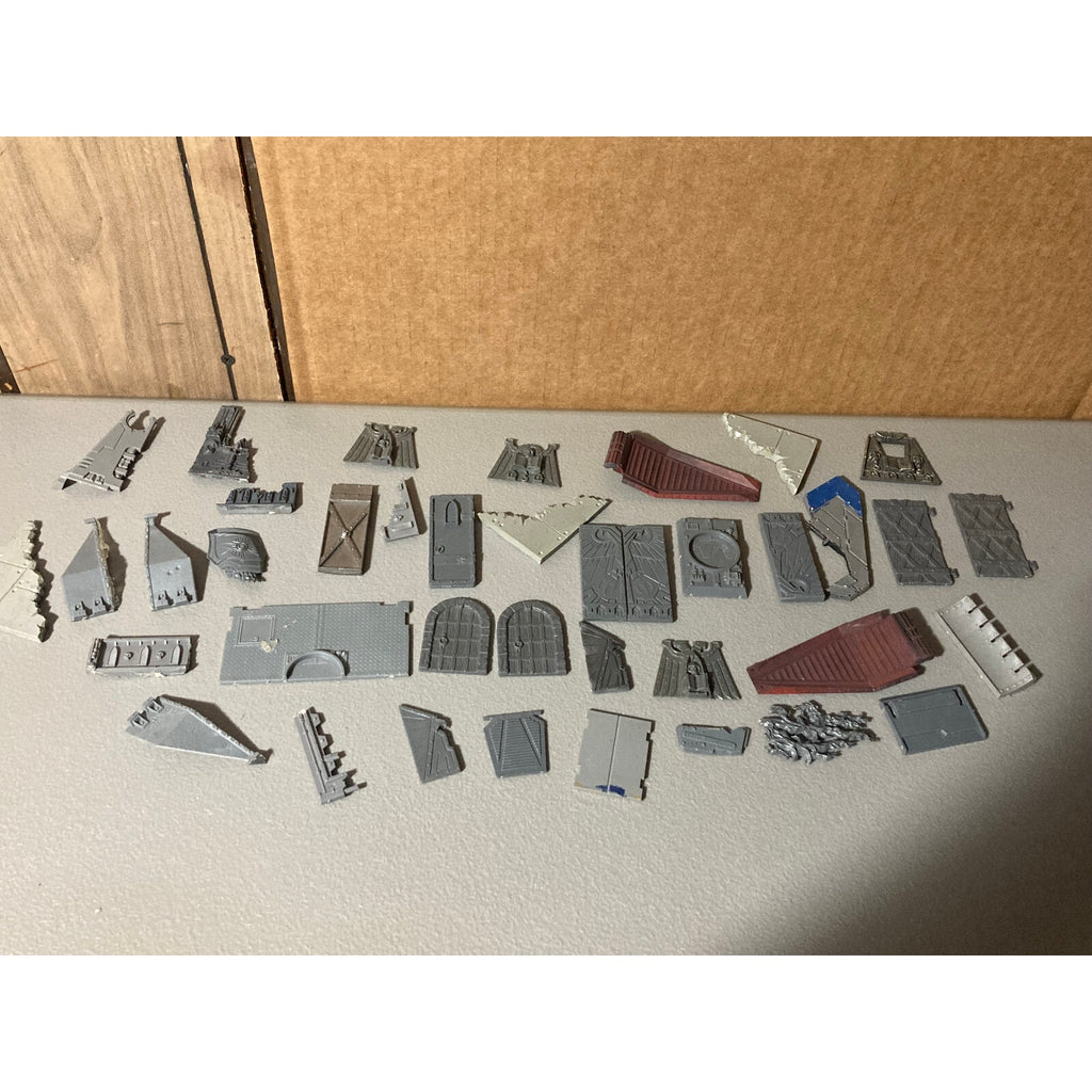 A19165 WARHAMMER 40K LARGE TERRAIN BITS LOT DOORS DROP POD SPACE MARINES TANK