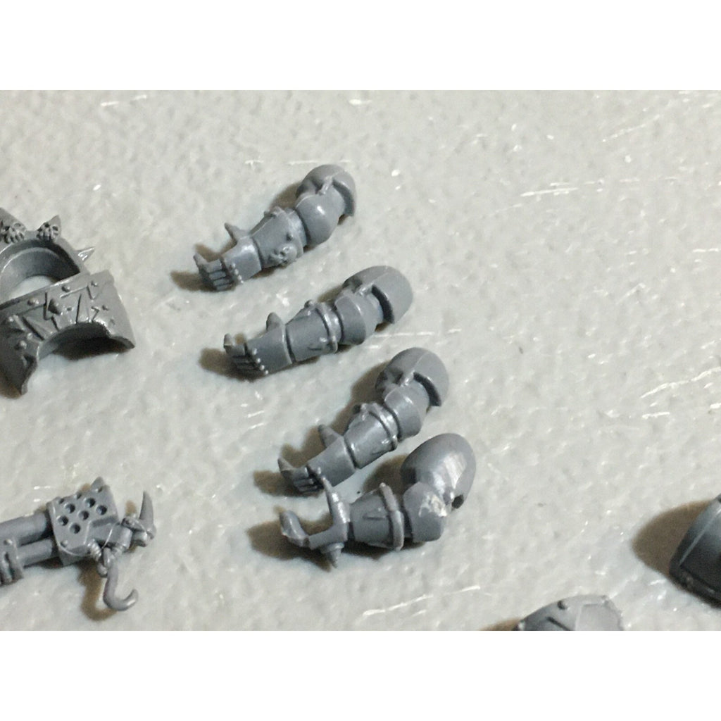 A23075 WARHAMMER 40K CSM CHAOS SPACE MARINES BITS LOT MIXED SHOULDERS ARMS GW