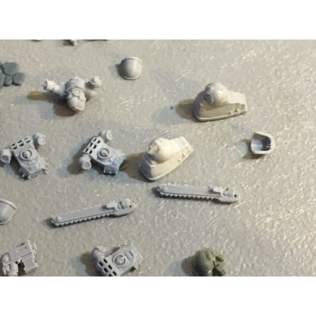 A32587 UNKNOWN PLASTIC MINIATURES BITS LOT SPACE SOLDIER MECH FEET ELF HEADS