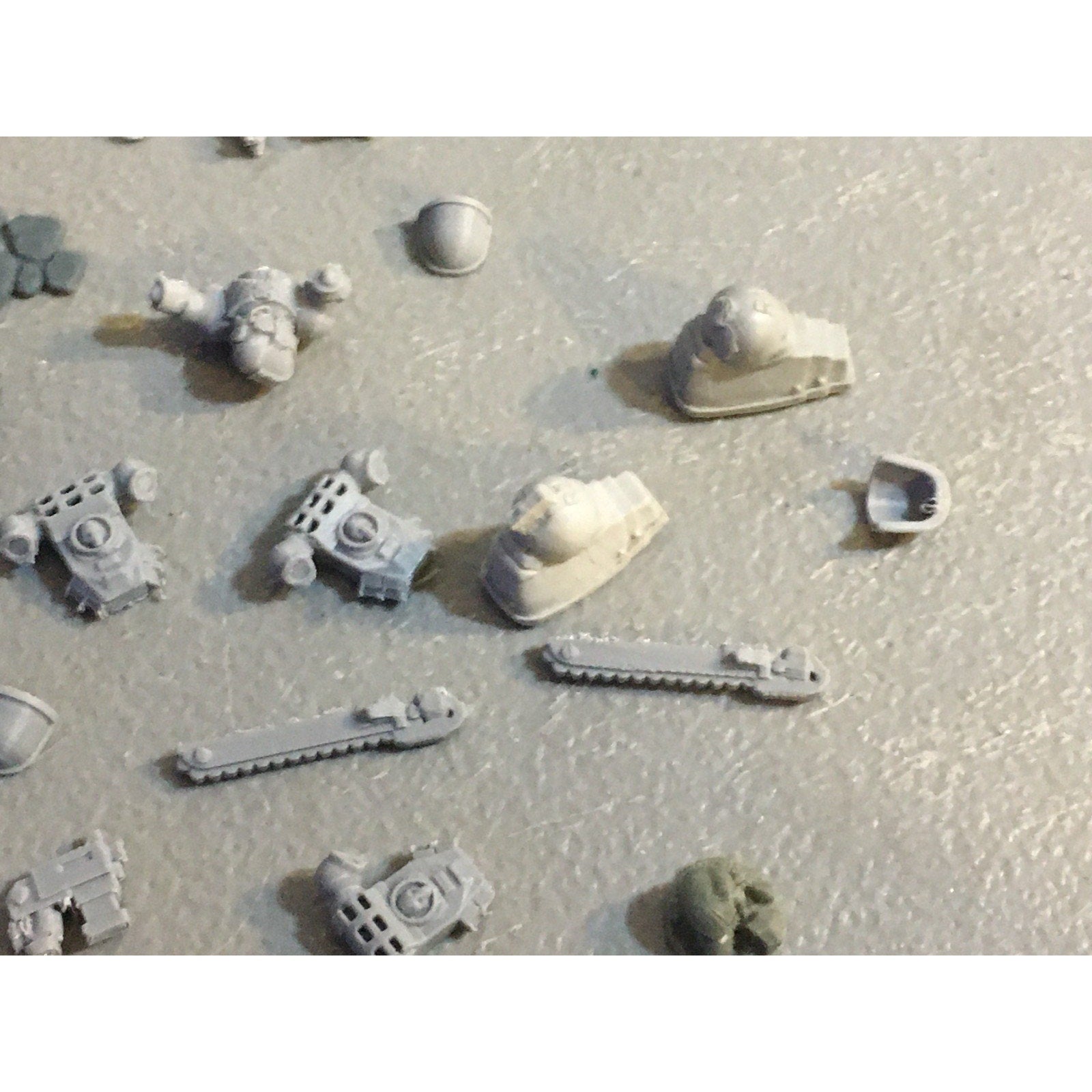 A32587 UNKNOWN PLASTIC MINIATURES BITS LOT SPACE SOLDIER MECH FEET ELF HEADS