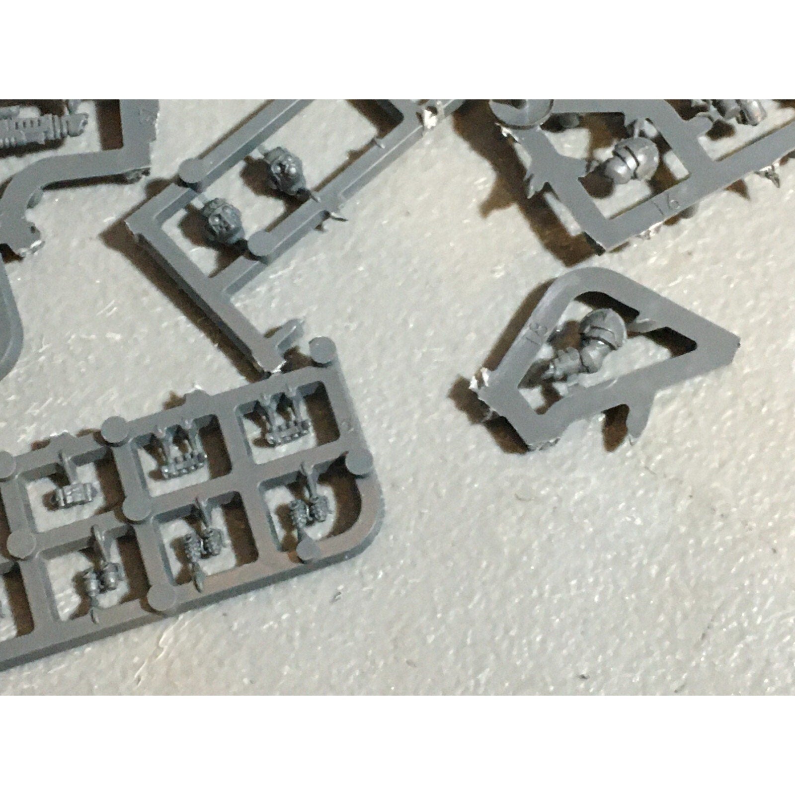 A20989 WARHAMMER 40K ASTRA IMPERIAL GUARD BITS ON SPRUE LOT SCIONS HEADS ACCESSO