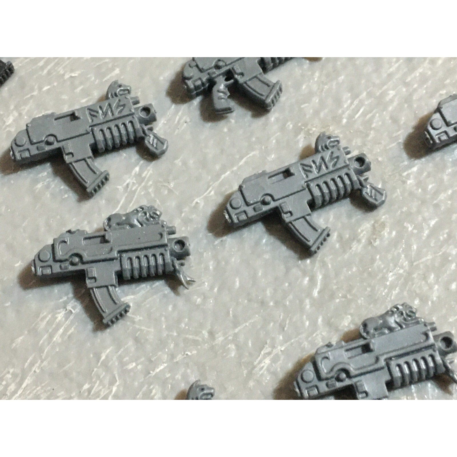 A22991 WARHAMMER 40K SPACE MARINES WOLVES BITS LOT BOLTERS GW