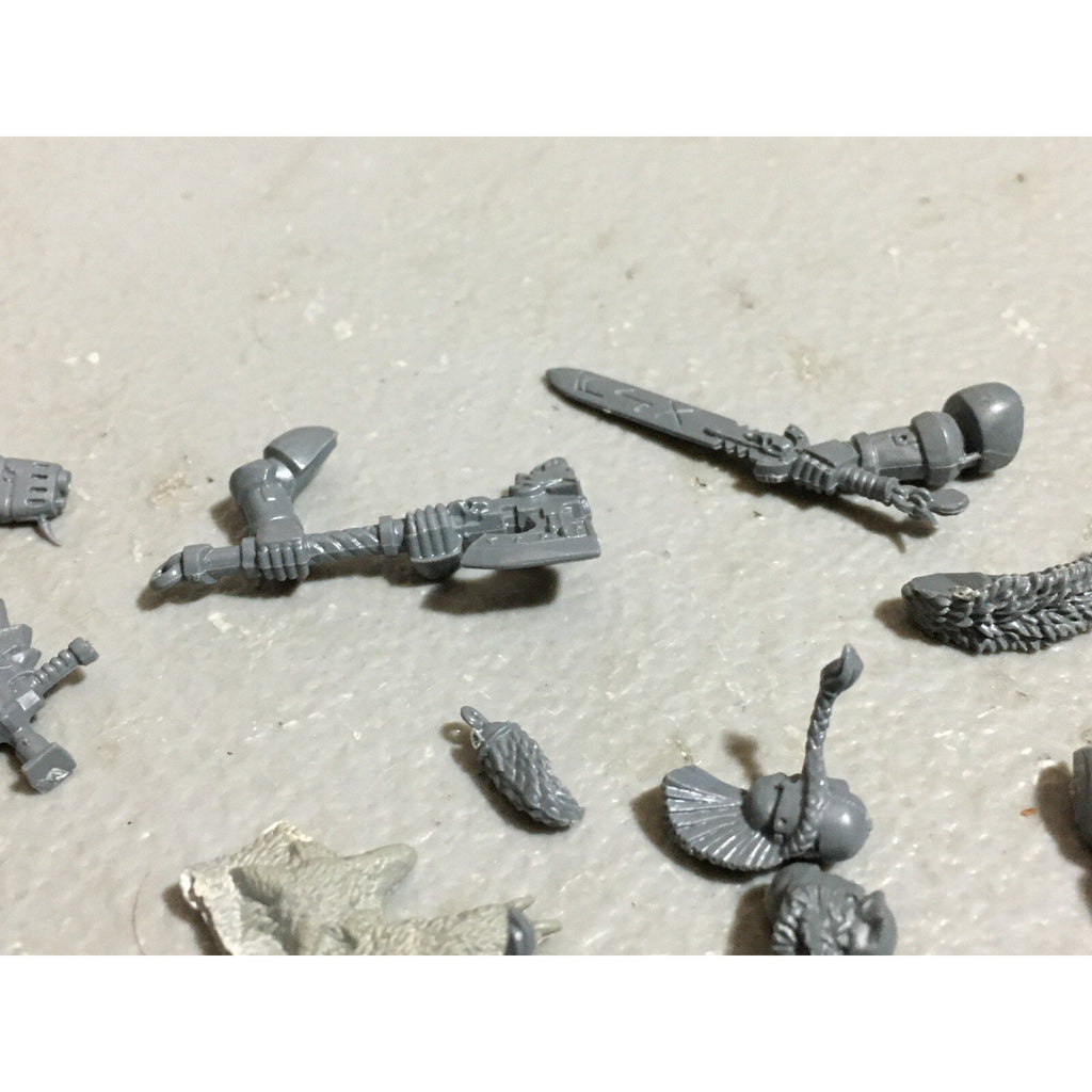 A19581 WARHAMMER 40K SPACE MARINES WOLVES BITS LOT PLASMA PISTOL HEADS KNIVES