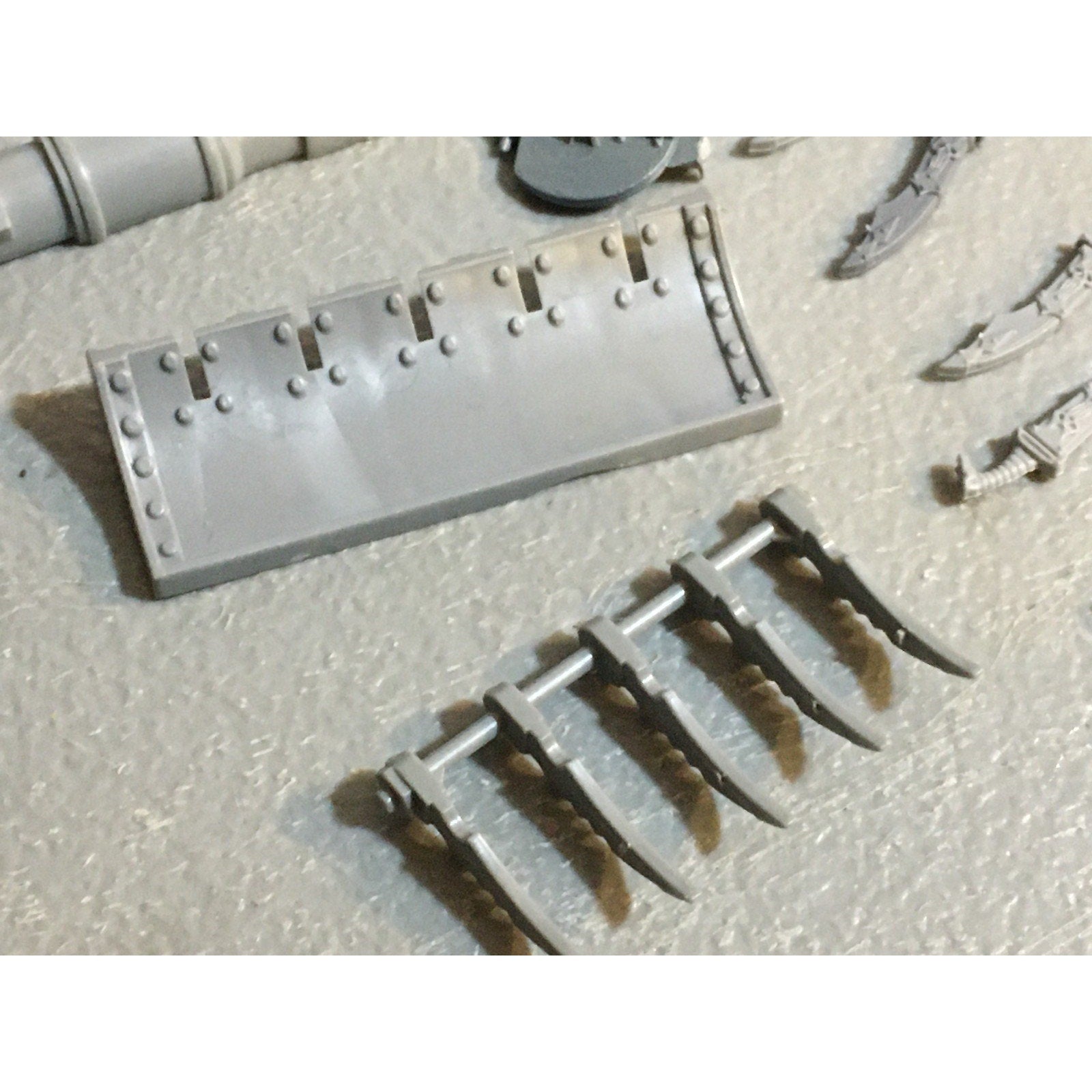 A33594 WARHAMMER 40K MIXED BITS LOT ELDAR CHAOS SWORD DOZER BANNER GW