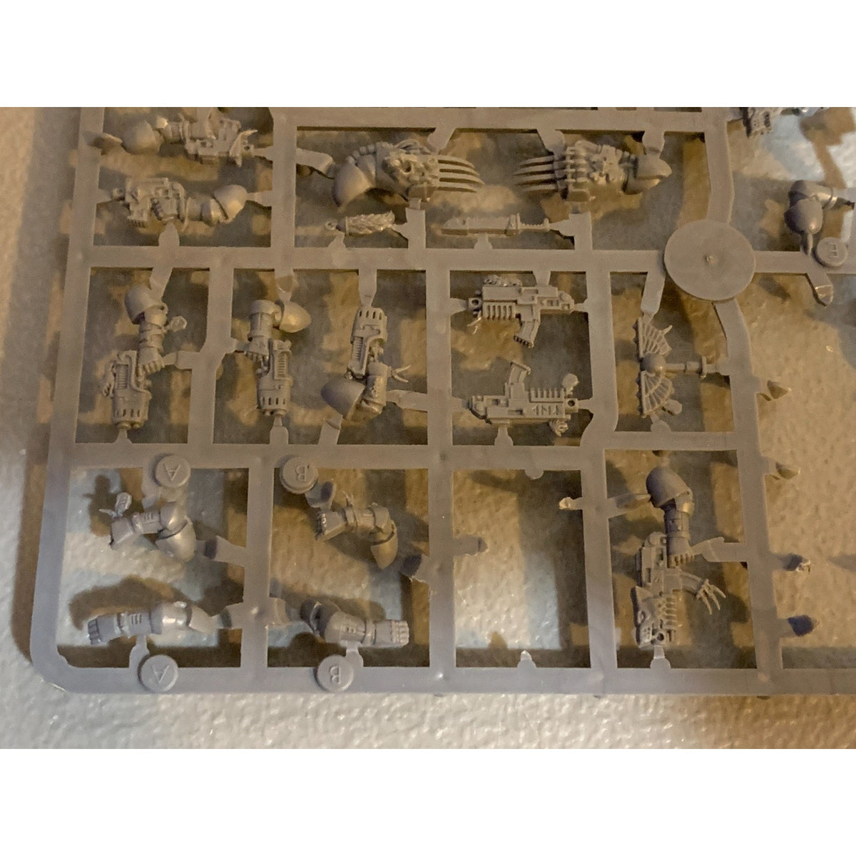 A28640 WARHAMMER 40K MARINES SPACE WOLVES FIRSTBORN HEADS ARMS BITS LO ...