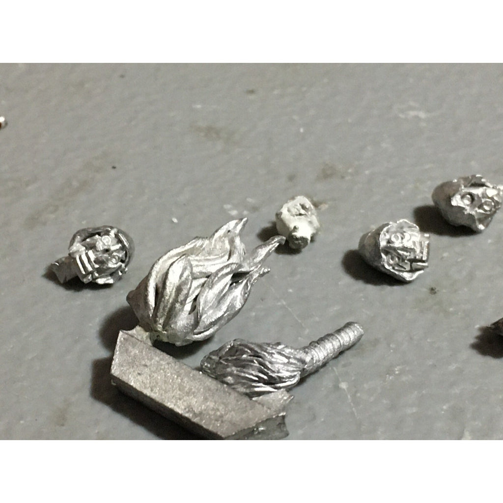 A22408 WARHAMMER FANTASY MIXED METAL BITS LOT HEADS ARMS WEAPONS GW