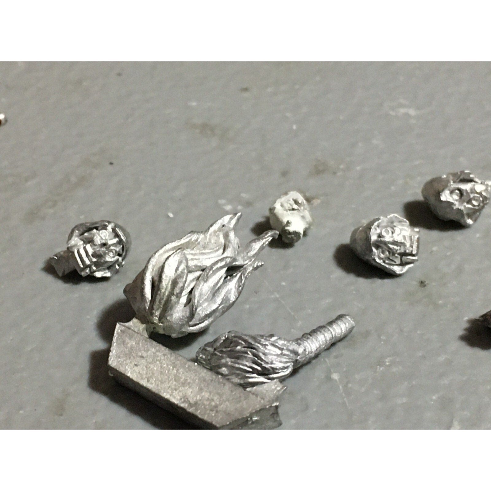 A22408 WARHAMMER FANTASY MIXED METAL BITS LOT HEADS ARMS WEAPONS GW